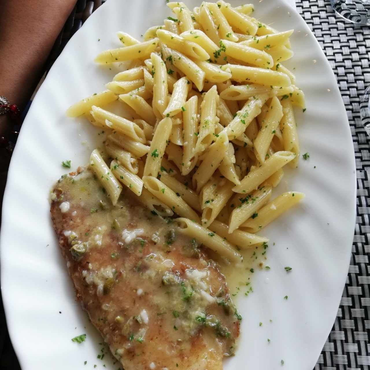 Filete de Merete con limón y alcaparras con pasta al óleo