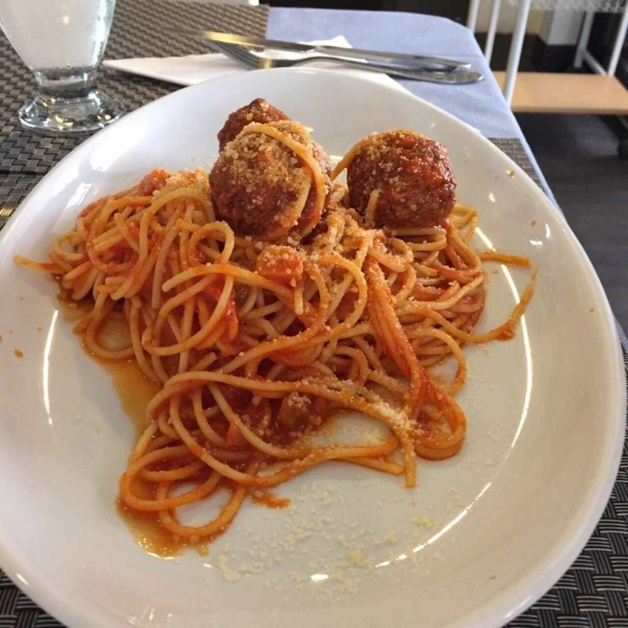 Espaguetti con Albondigas