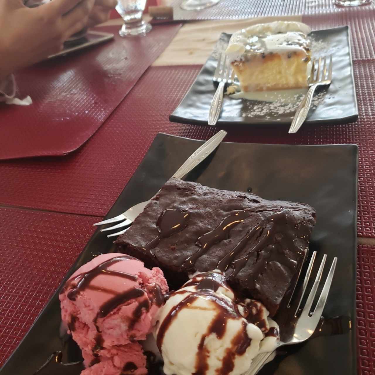 Cheesecake de maracuyá y brownie con helado