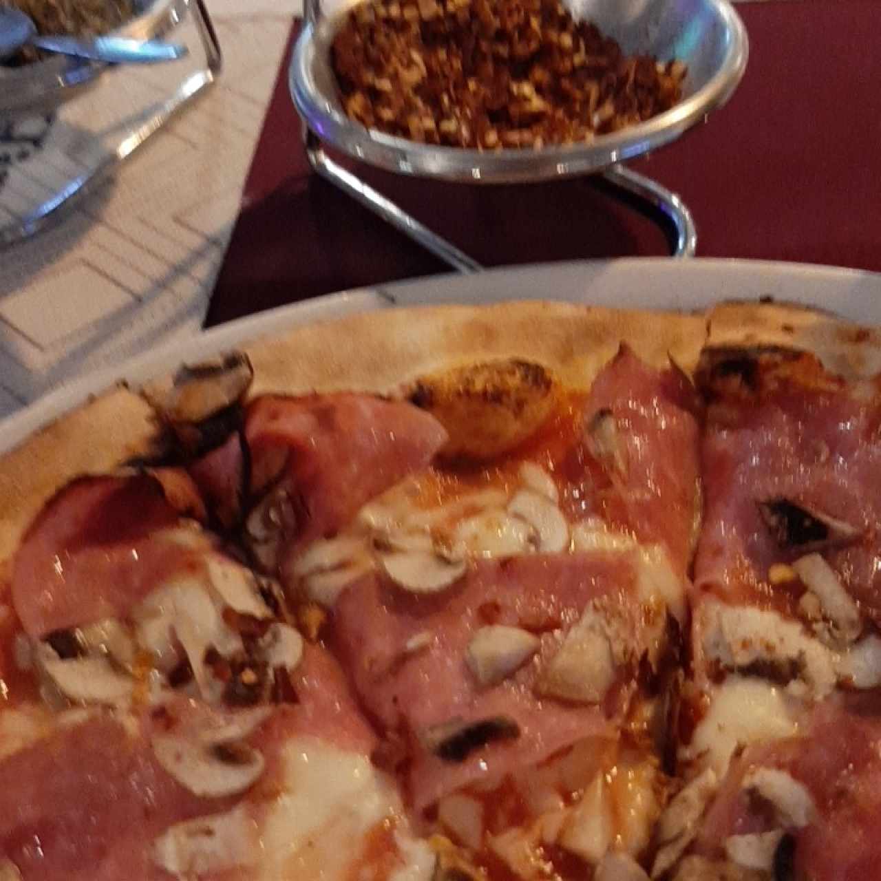 Pizza Salami con Hongos deliciosa