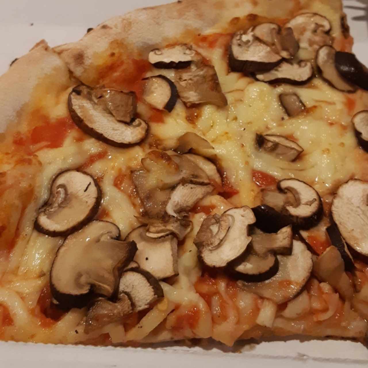 pizza con hongos
