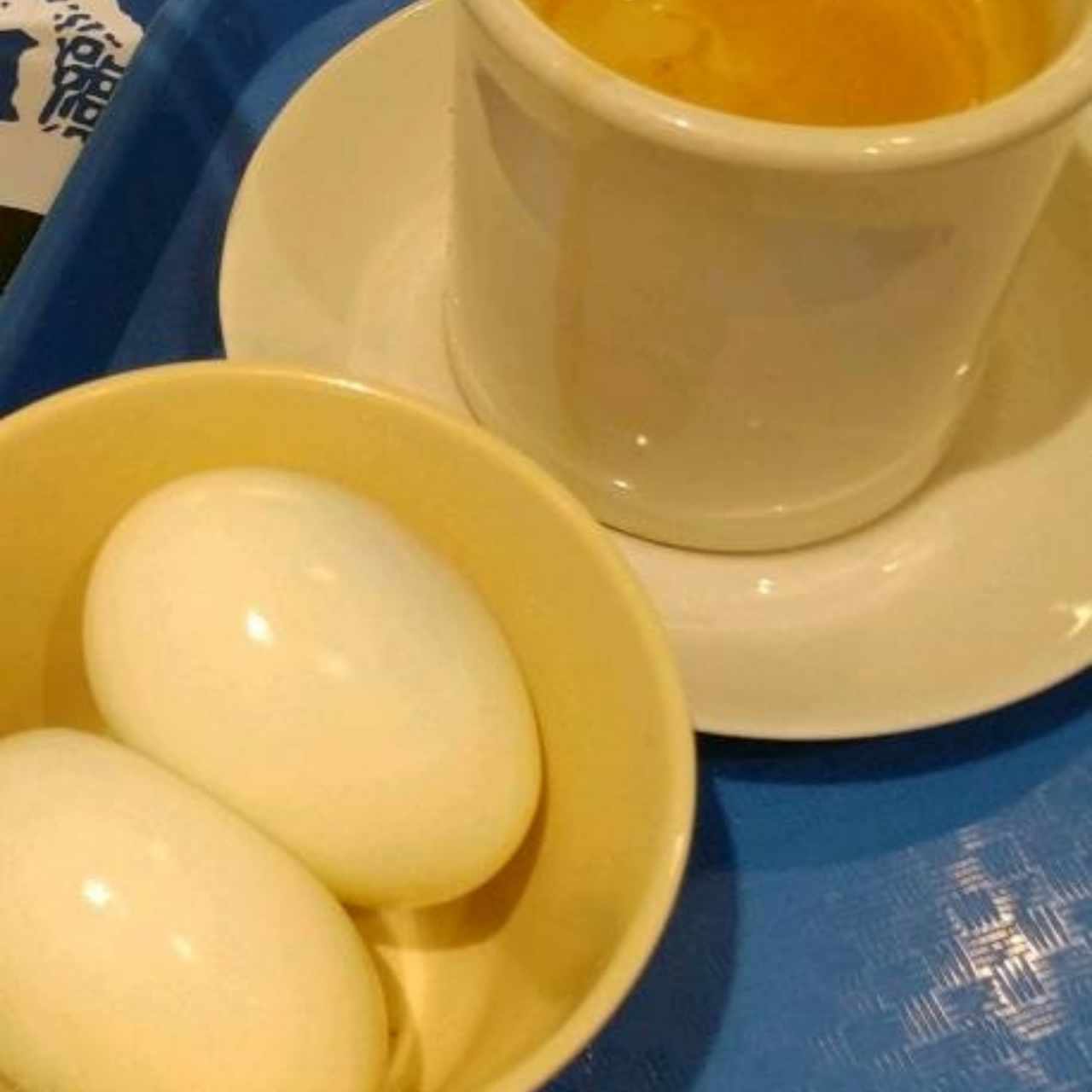 huevo y cafe negro