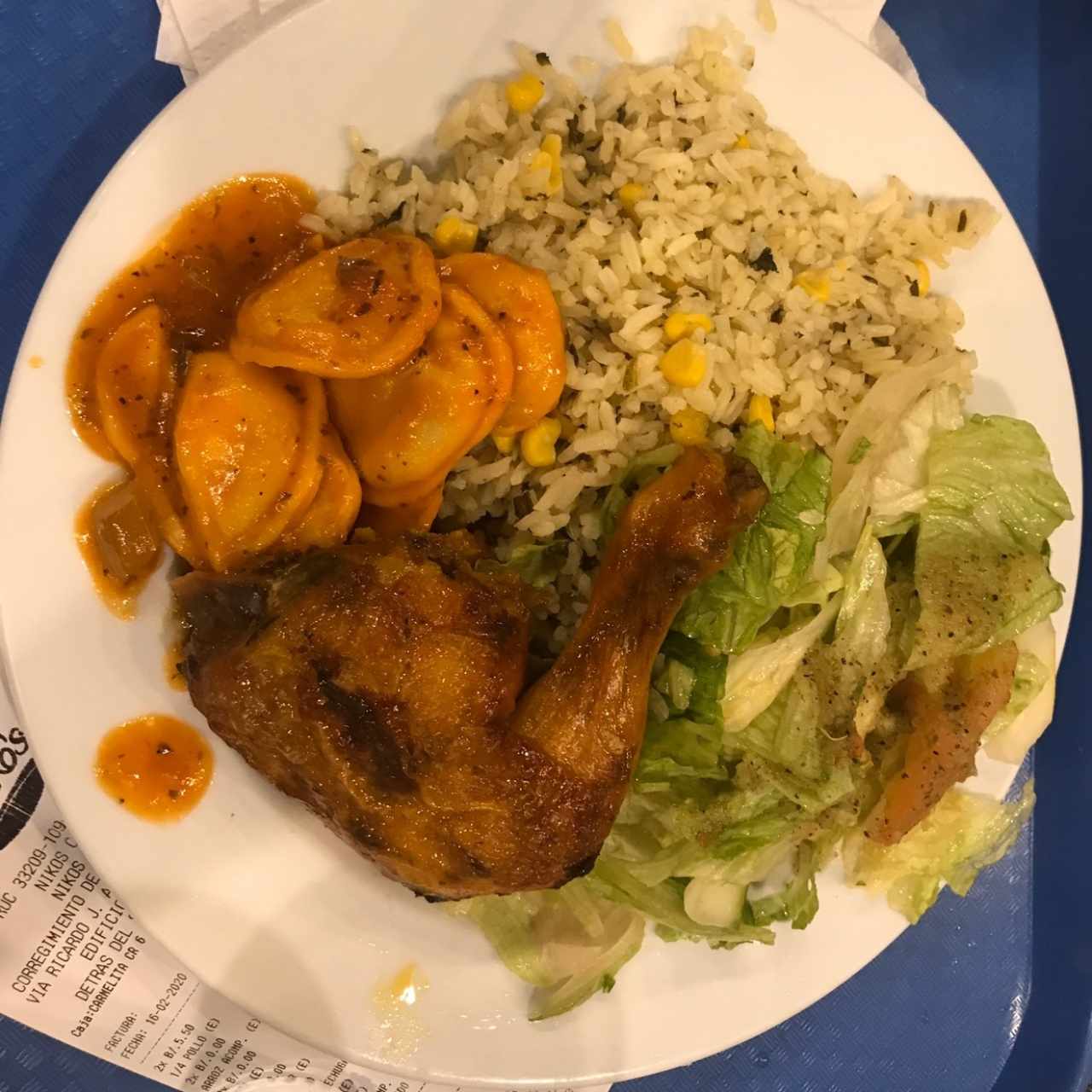 Pollo azado, ravioli, arroz con maiz