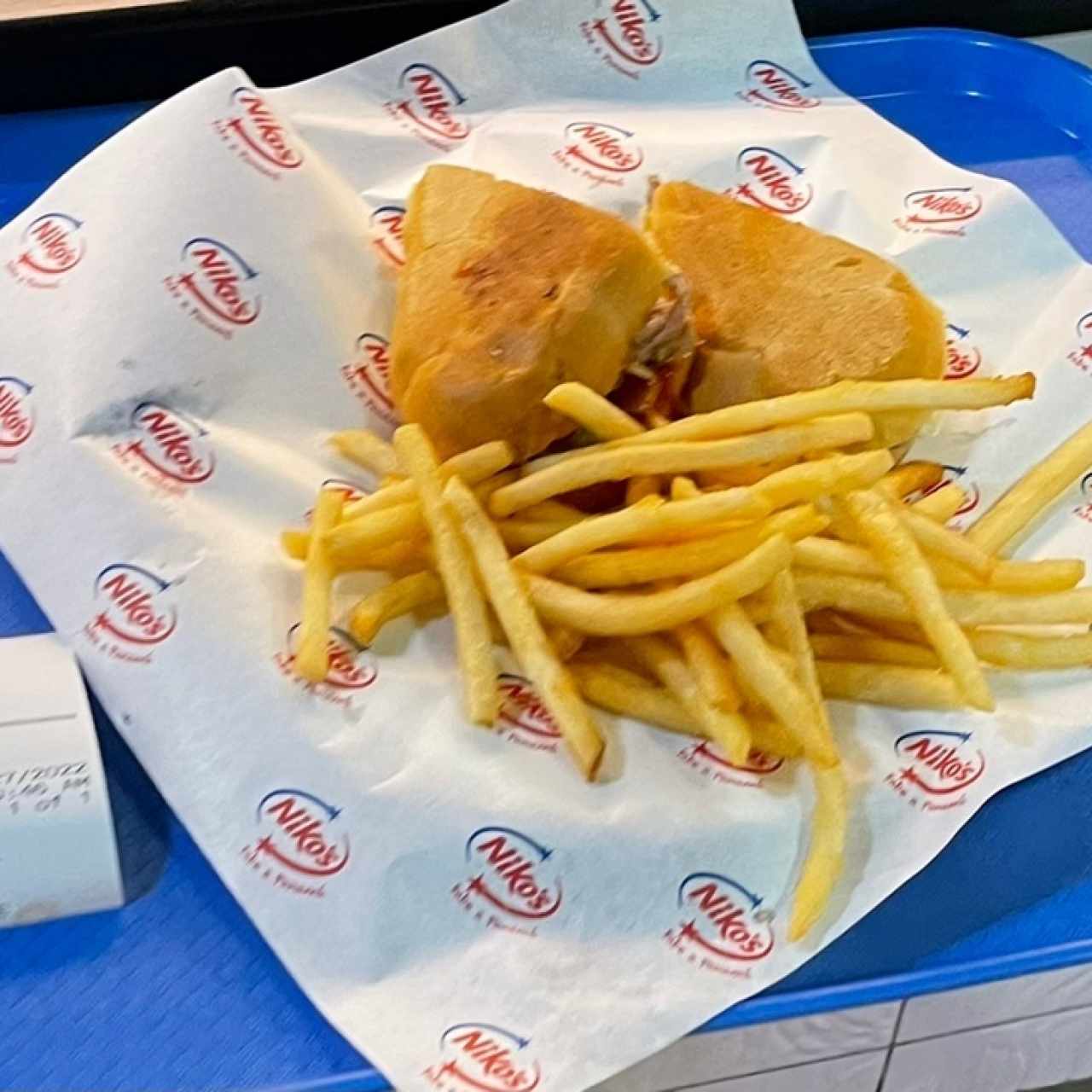 Emparedados De pierna con papitas fritas
