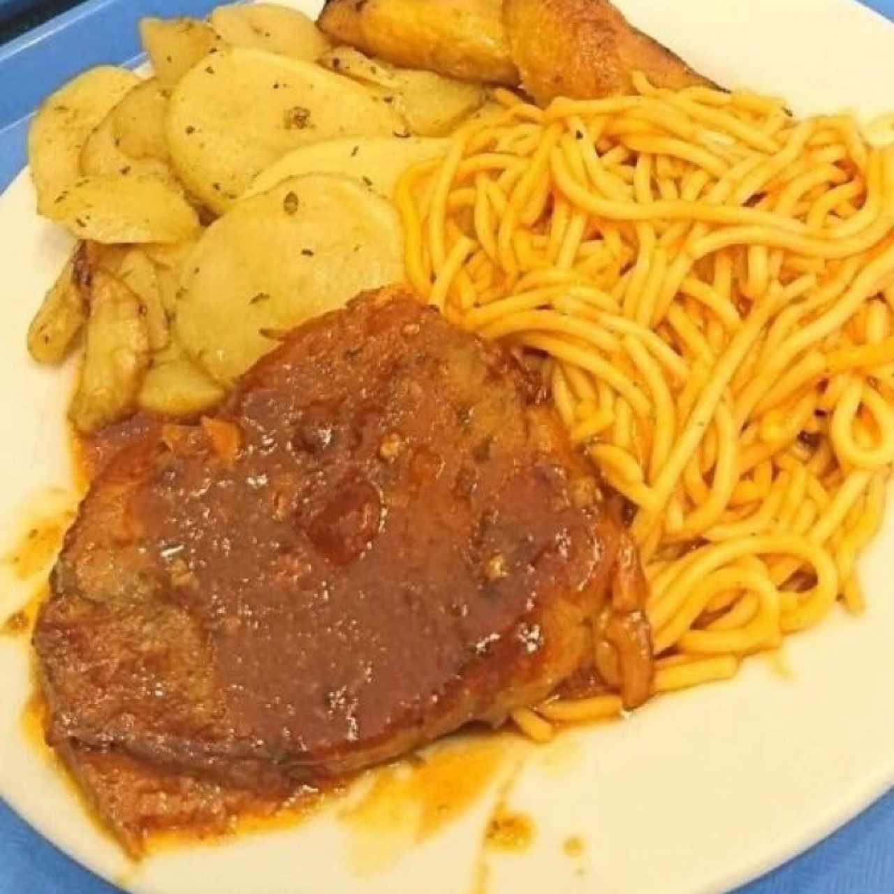 Lomo Guisado con Spaghetti