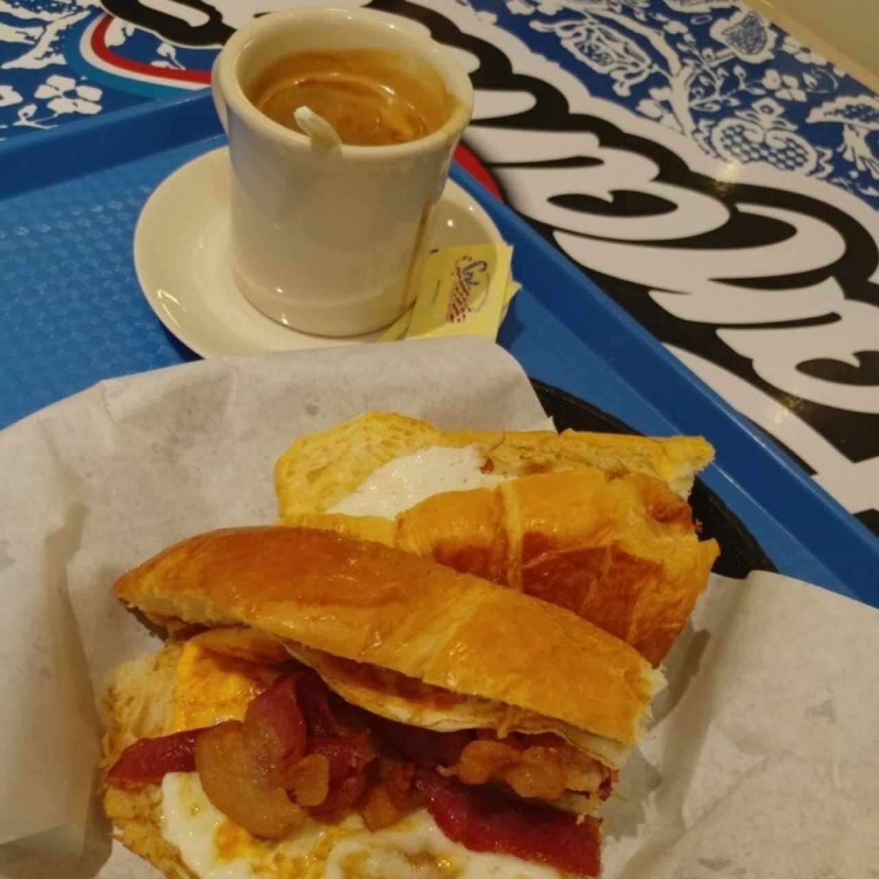 Emparedado Croissant con Huevo y Bacon, y Café Negro