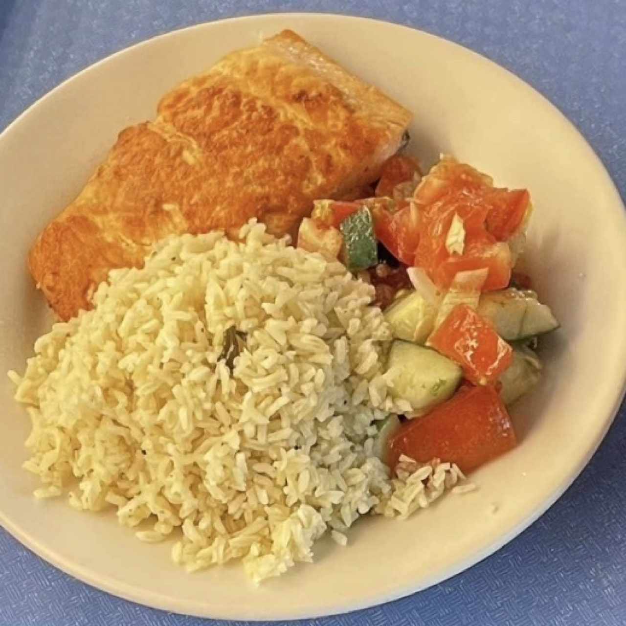 Salmón arroz ensalada