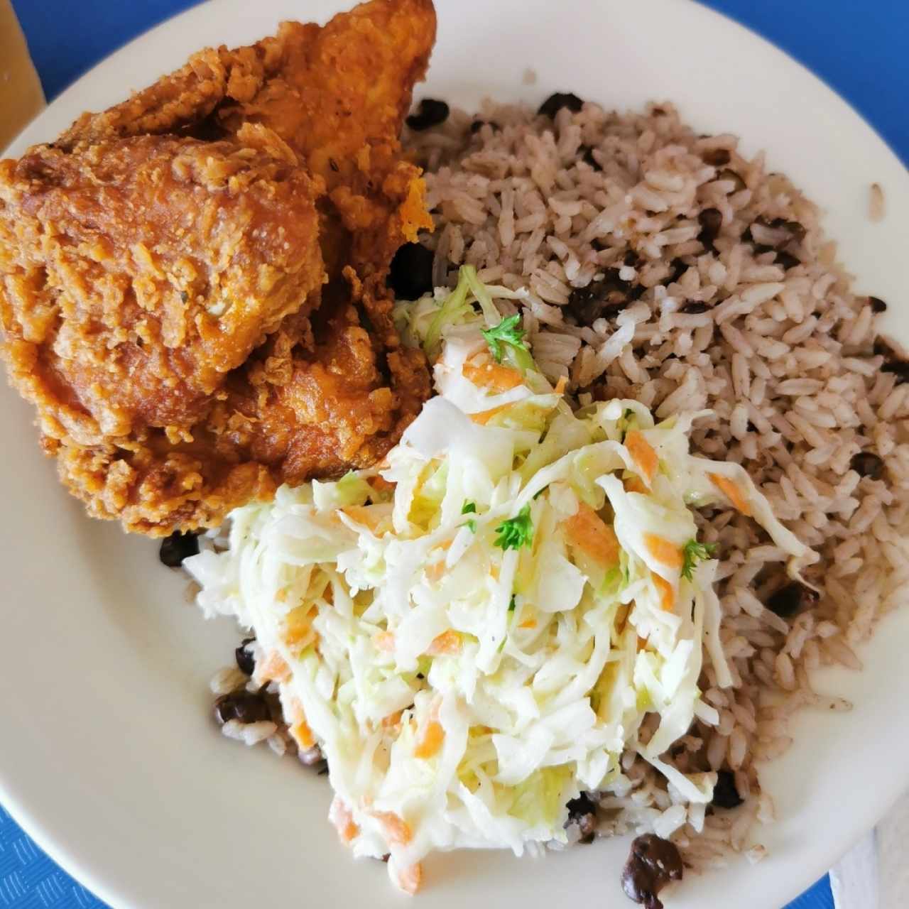 Arroz con guandú, pollo frito y ensalada