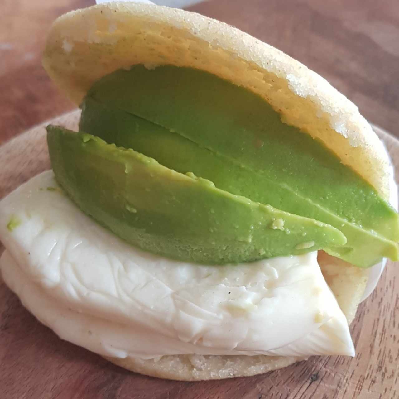 arepa con queso y aguacate
