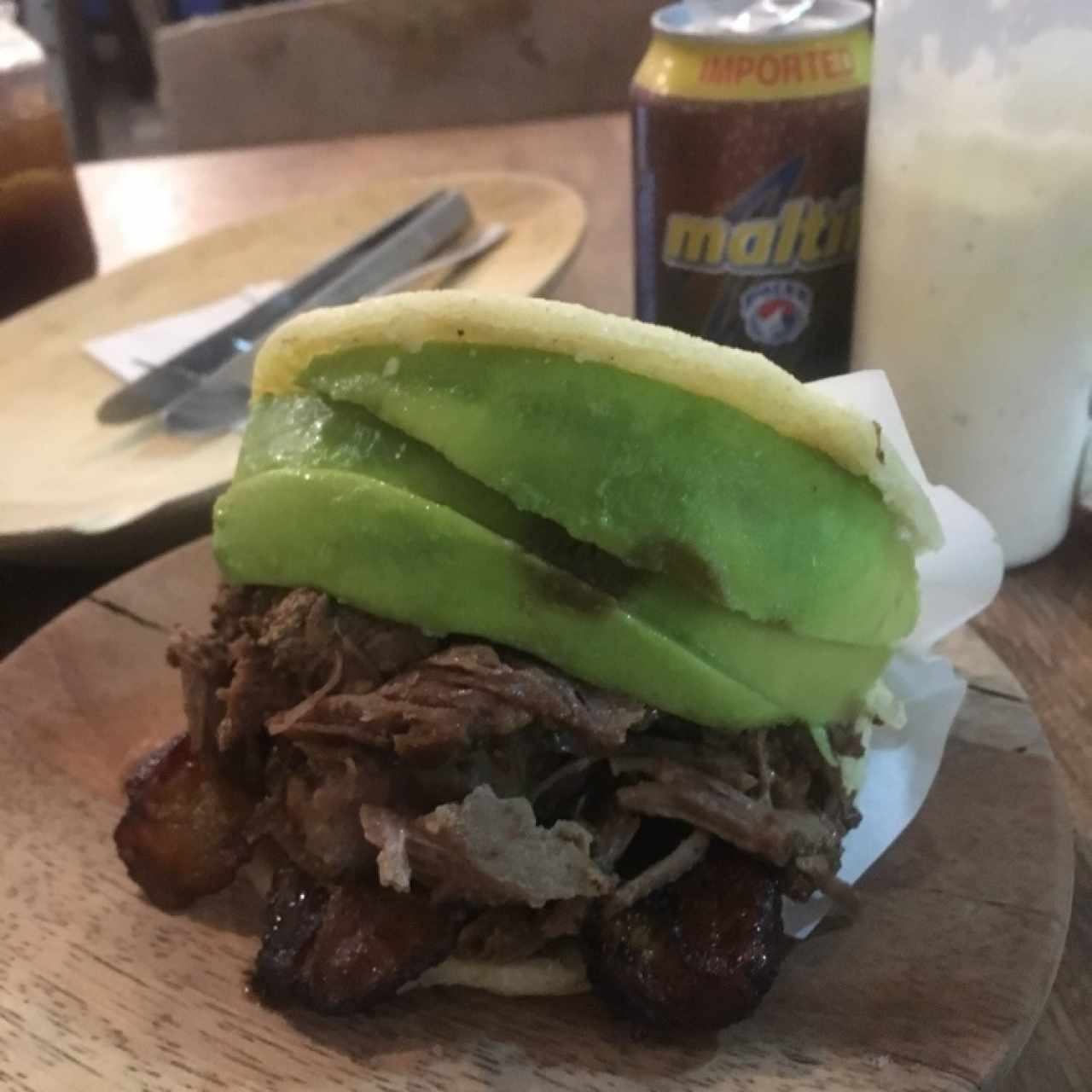 pernil, tajadas y aguacate