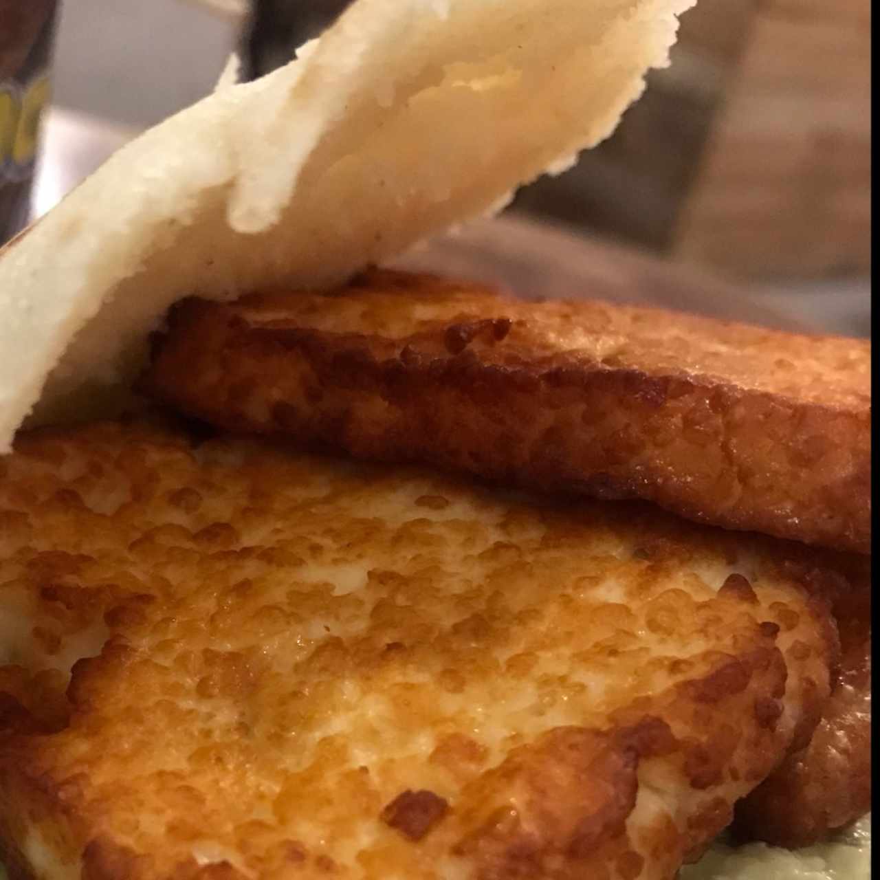 mas textura de la Arepa con queso frito