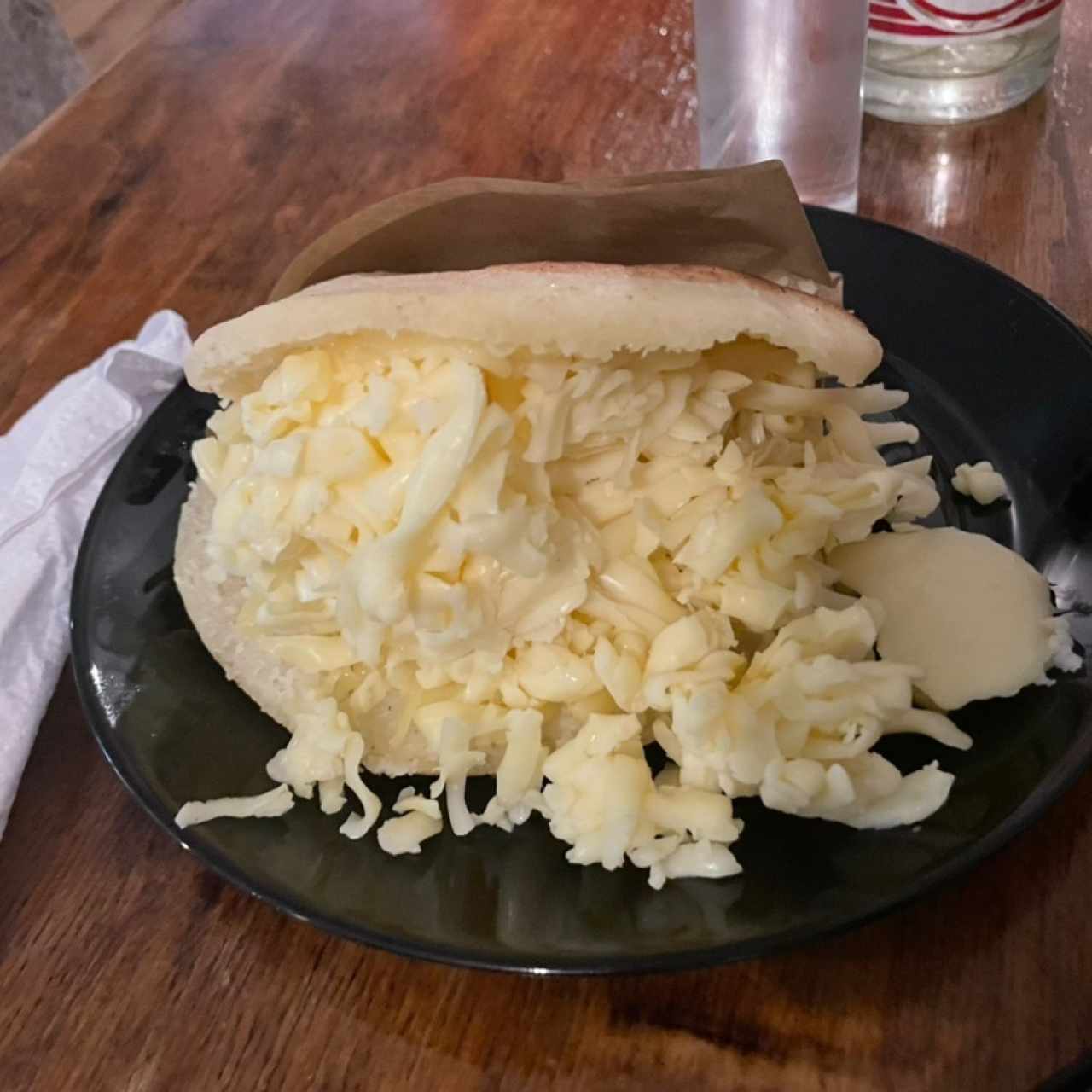 Arepa con queso amarillo