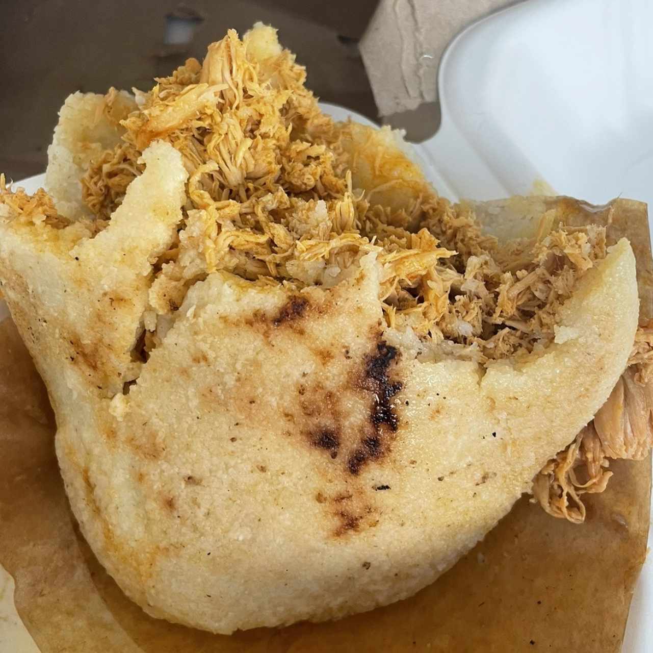Arepa de pollo mechado