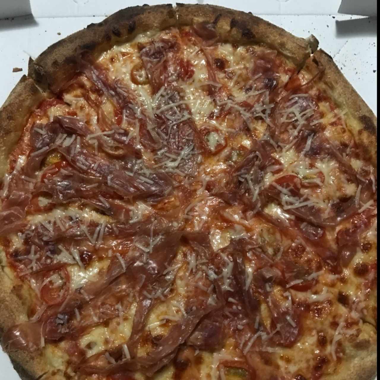 pizza de jamon sereano y tomates cherry 