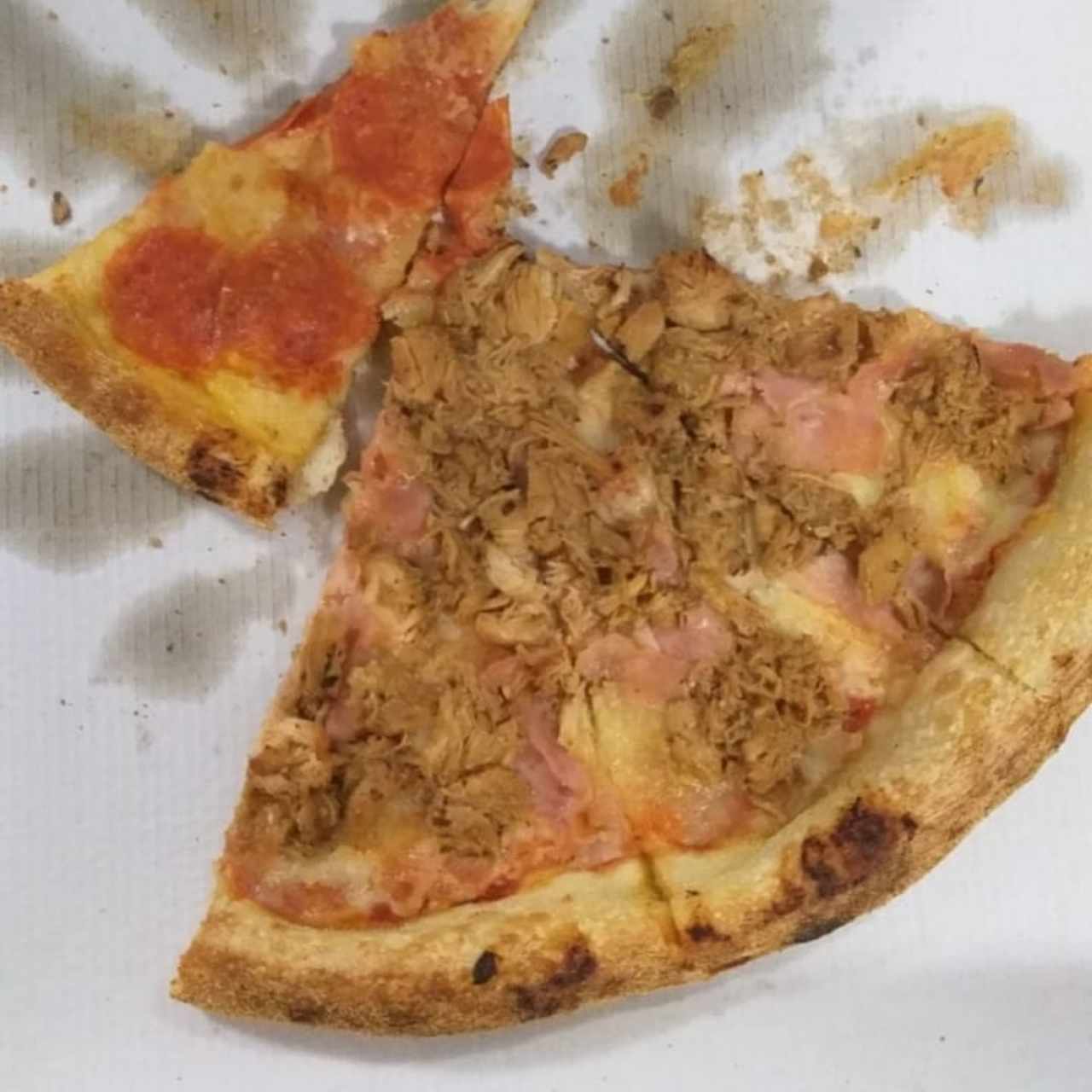 Pizza de pepperoni y pollo con jamón 