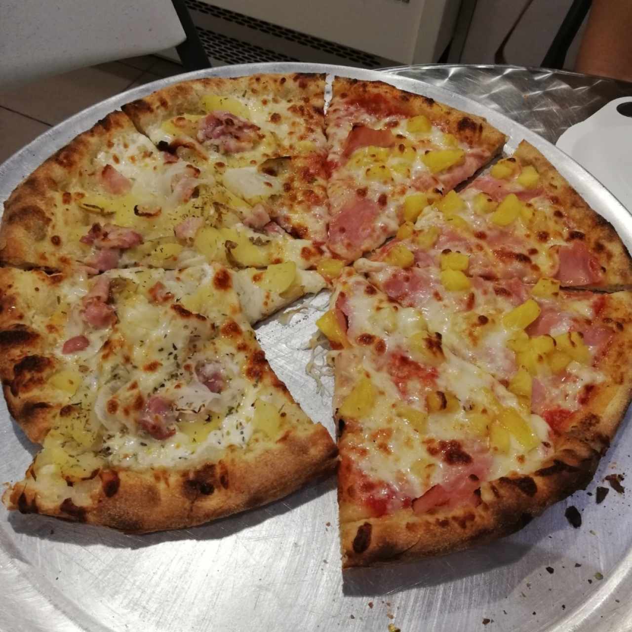 Pizza hawaiana/papas con tocino