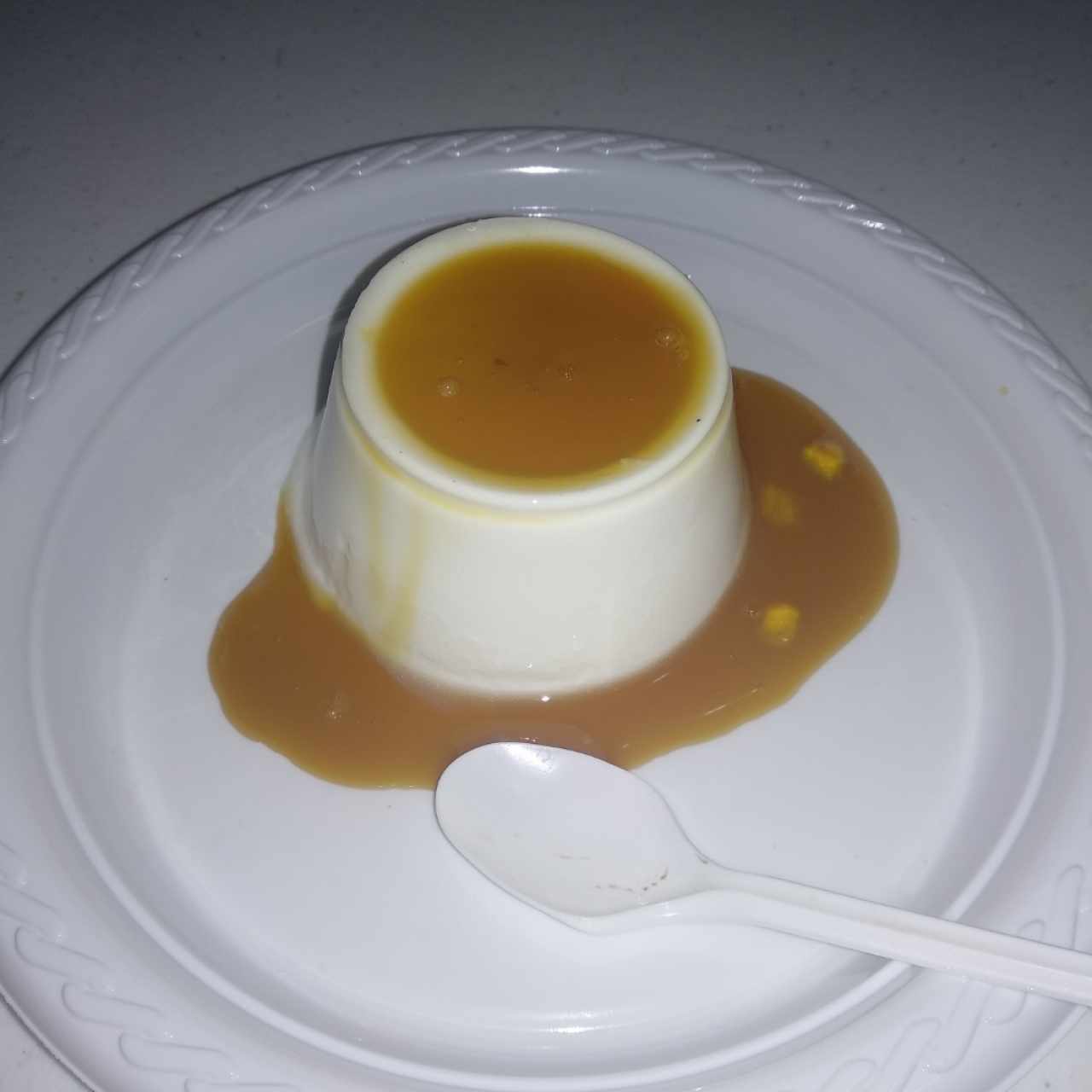 Panna cotta con sirope de caramelo