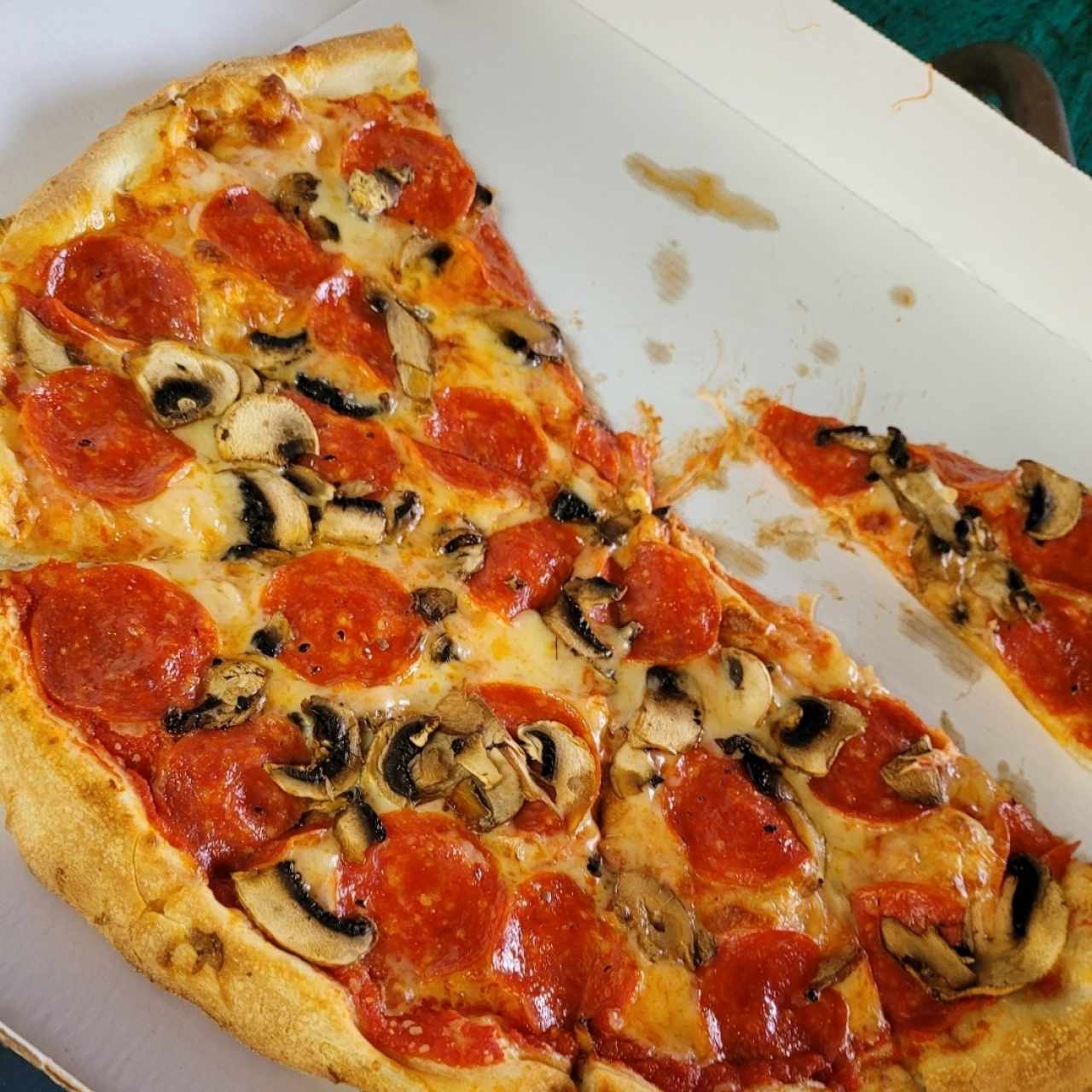 Pizza peperoni y hongos 