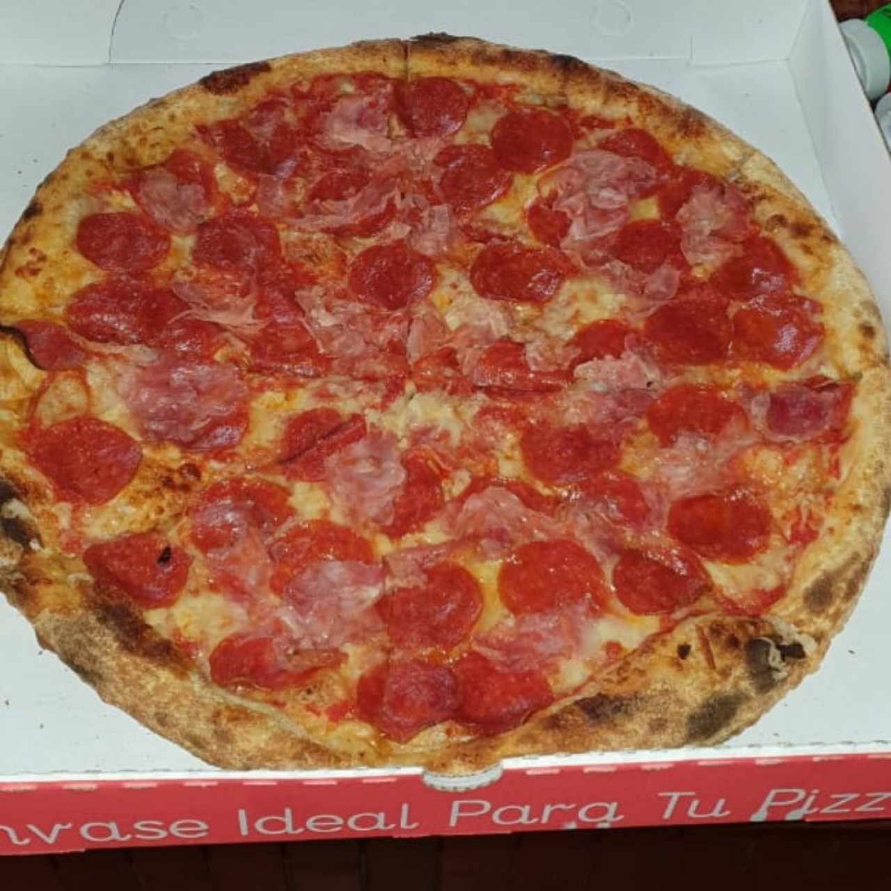 pizza familiar de peperonis y jamon