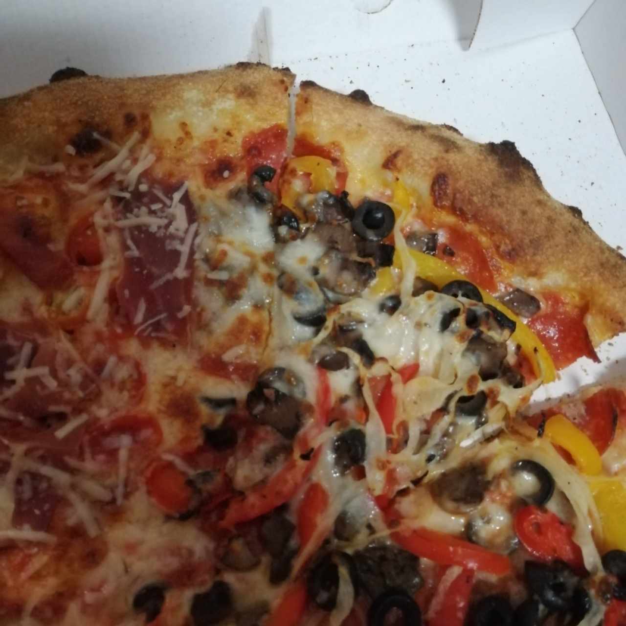 Pizza vegetariana e Italia (mitad y mitad) 