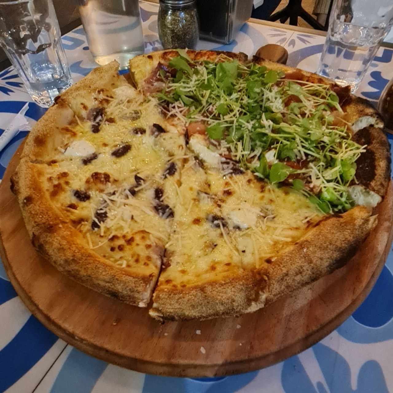 Pizza katané y 5 quesos 