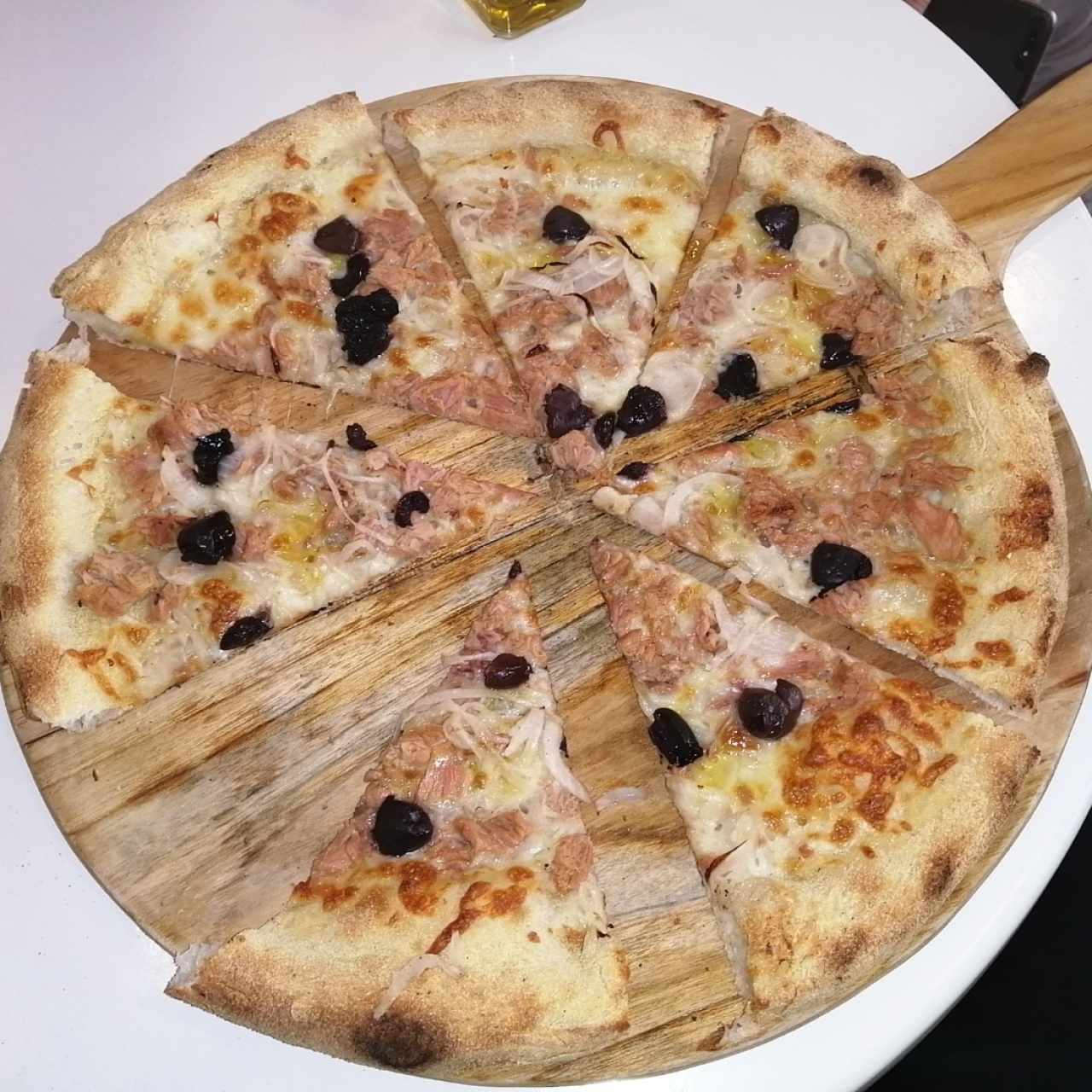 pizza con atún, cebolla y aceitunas kalamata