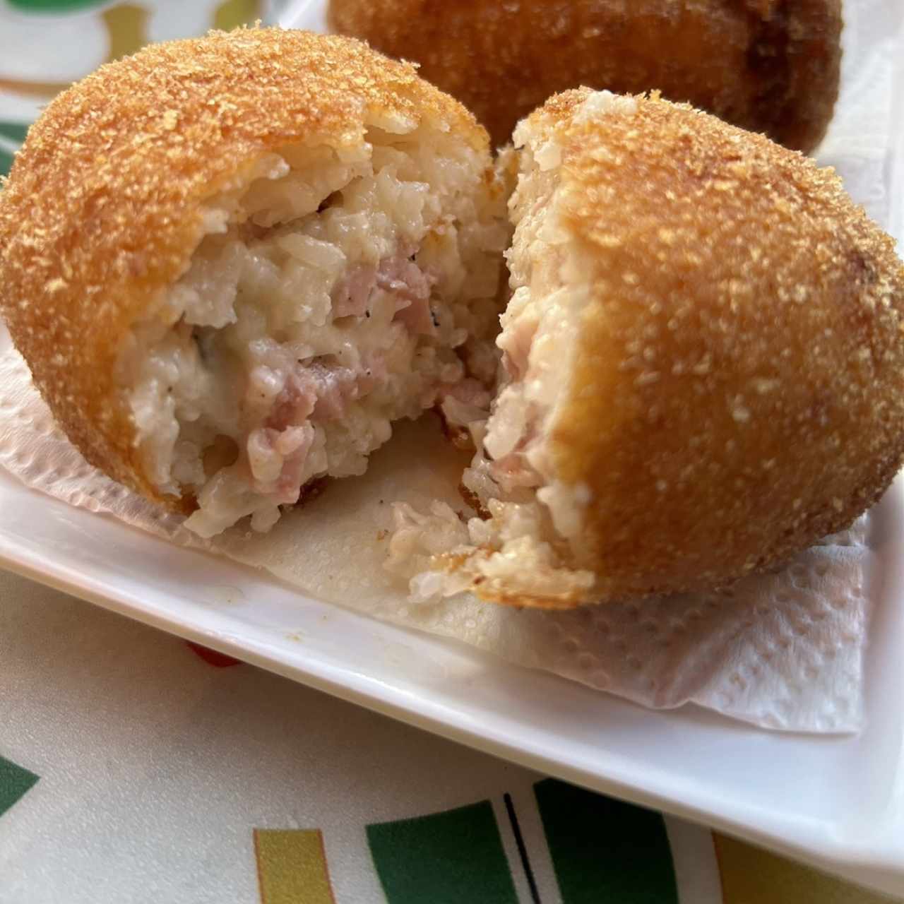 Arancino (Croquetas de arroz frito rellena)