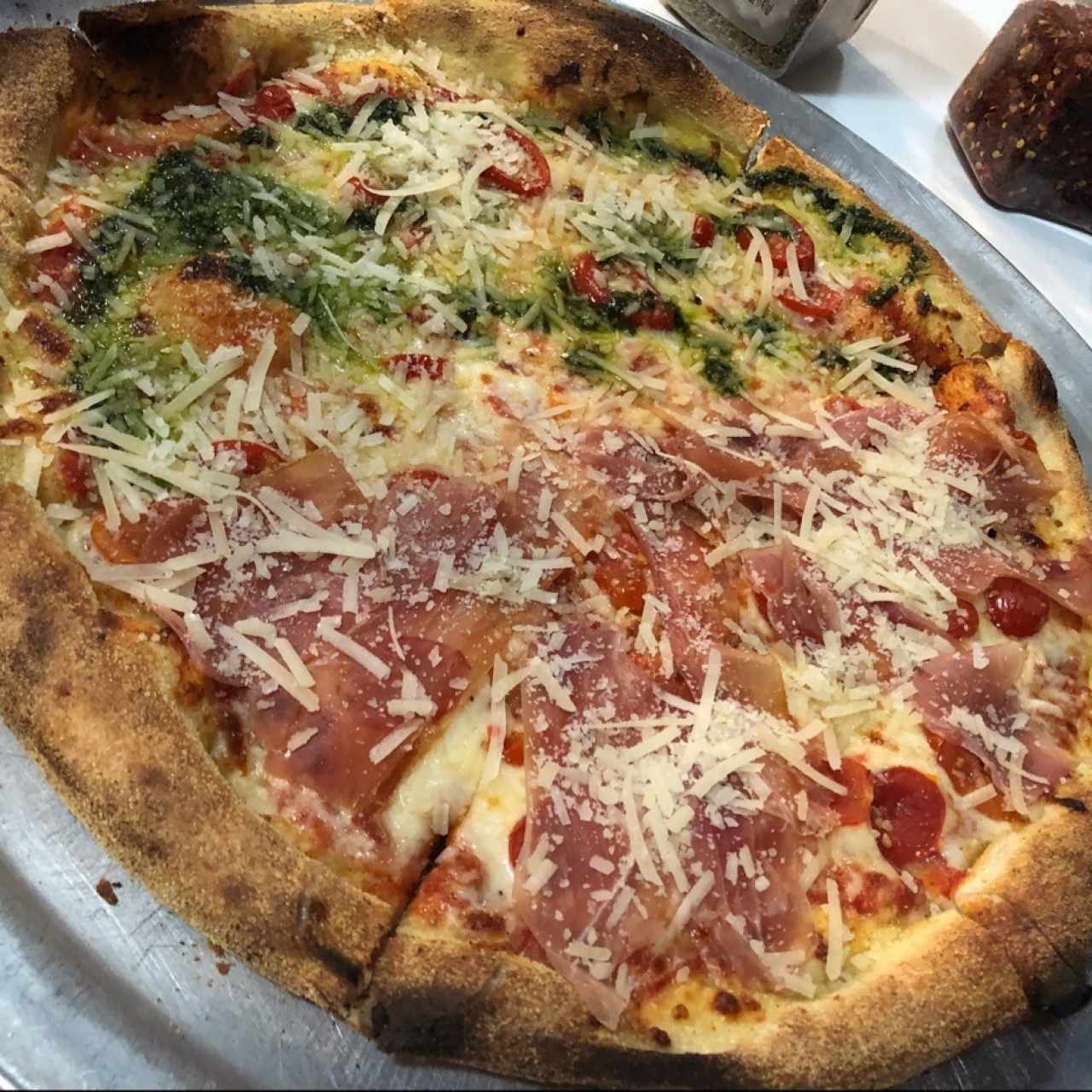 pizza combinacion italiana y pesto 