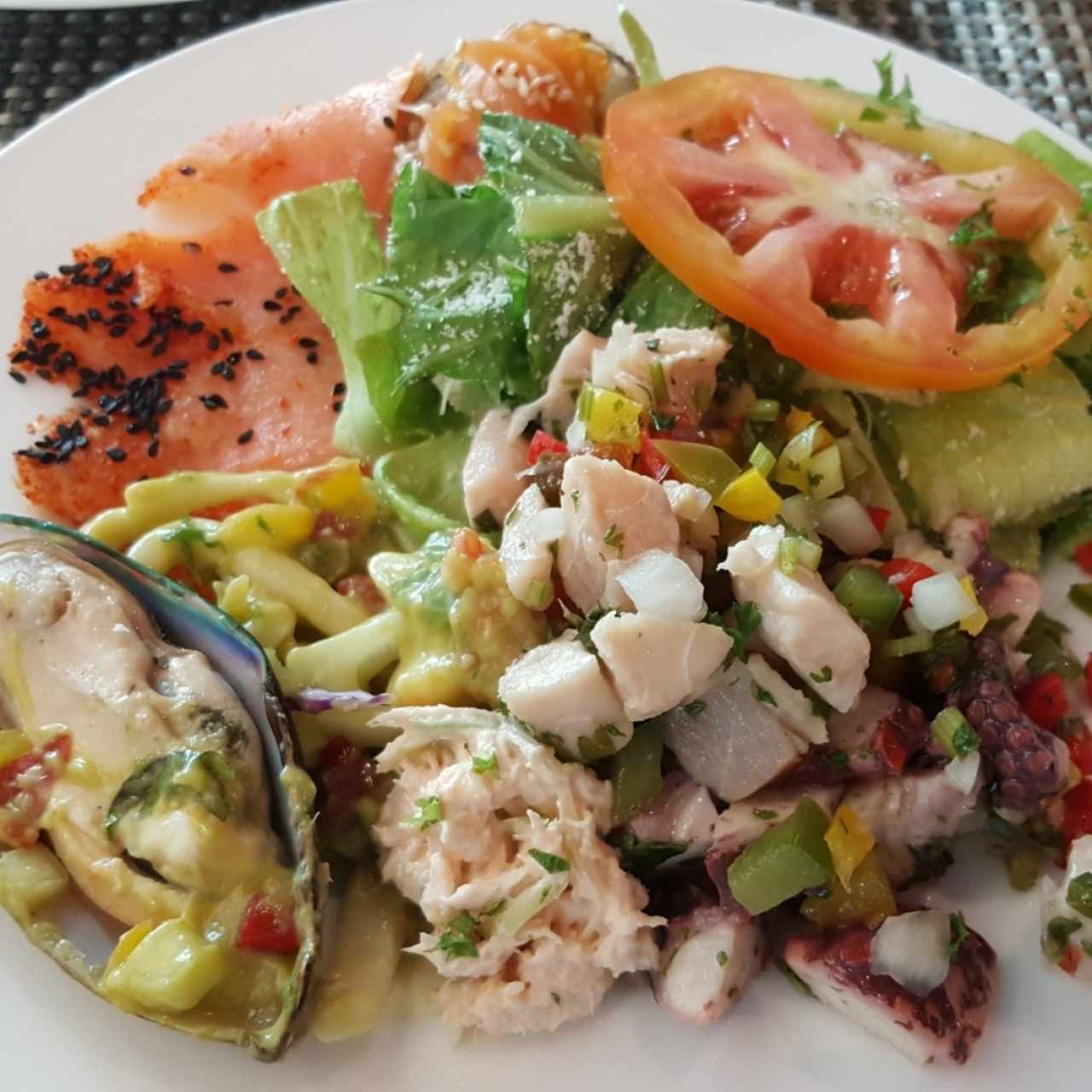 Un poquito de salad bar: salmon, lechugas, pulpo, tuna, langosta, camarones