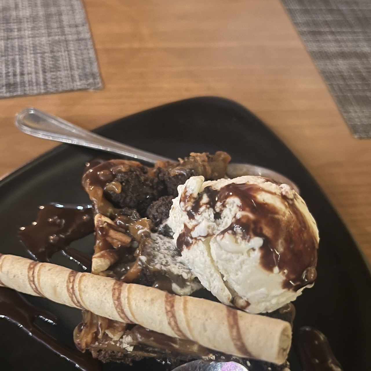 Brownie con helado 