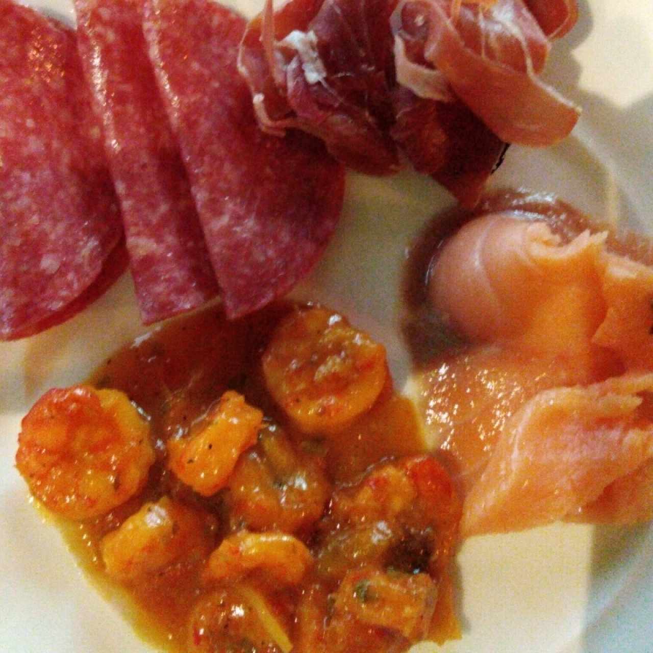 Salami, jamón serrano, camarones y salmón del bufete. Una completa delicia. 