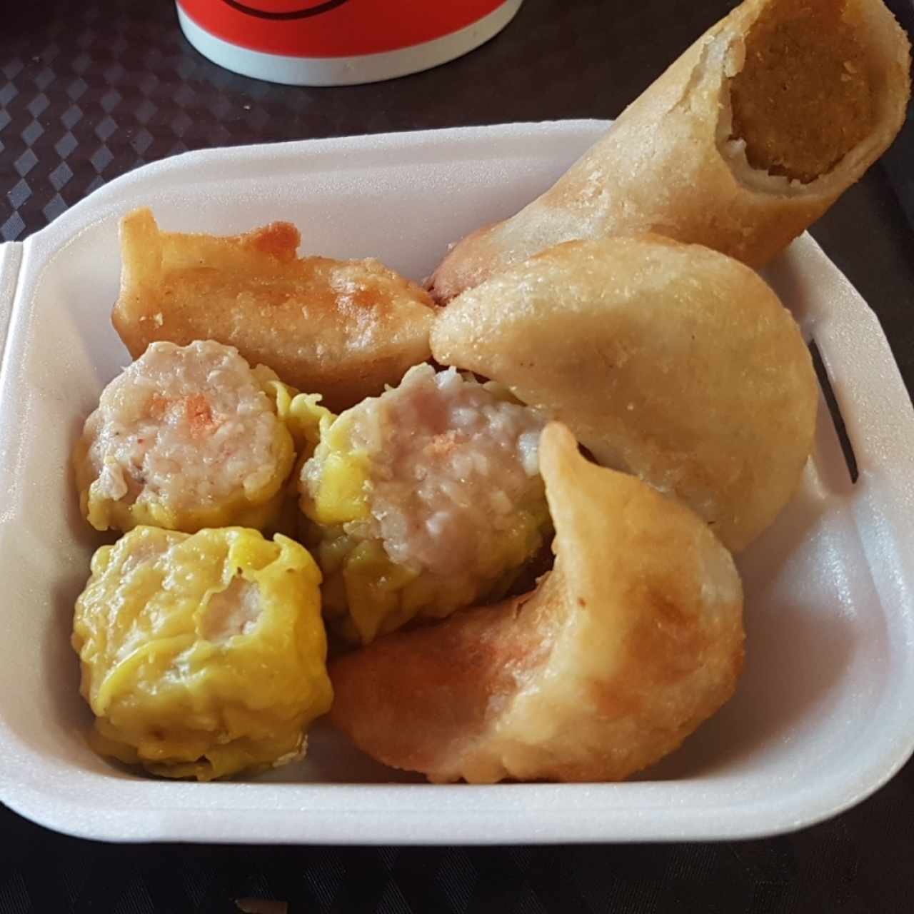 Siu Mai, rollitos y empanaditas fritas.