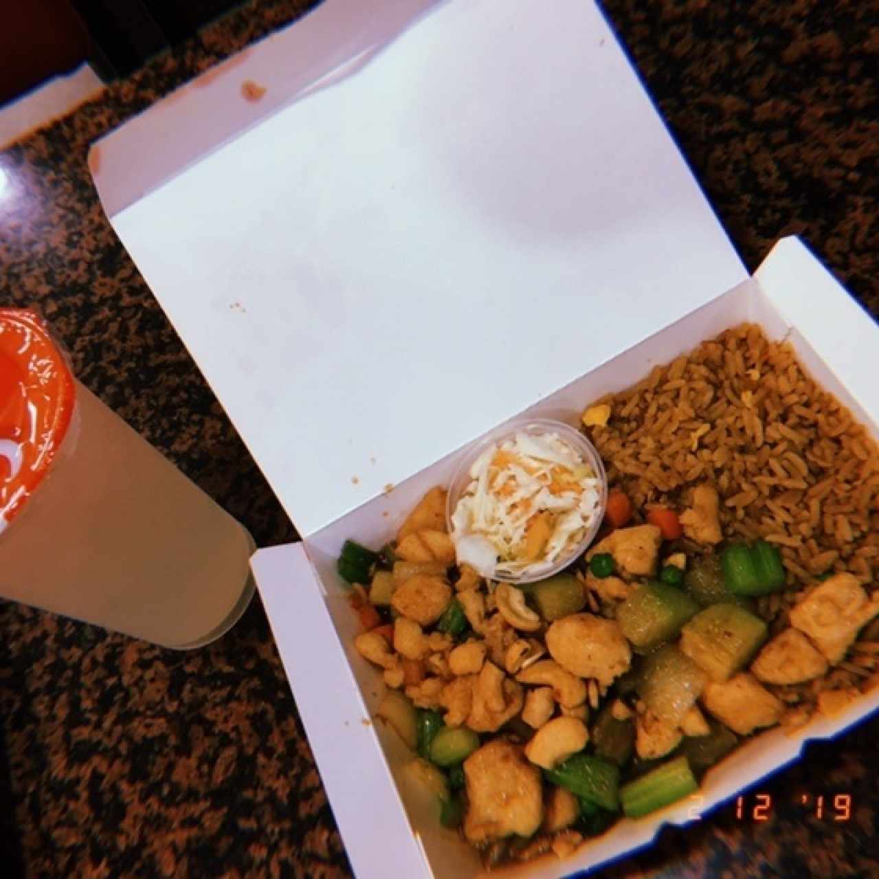 pollo con vegetales al wok y arroz acompañado de limonada
