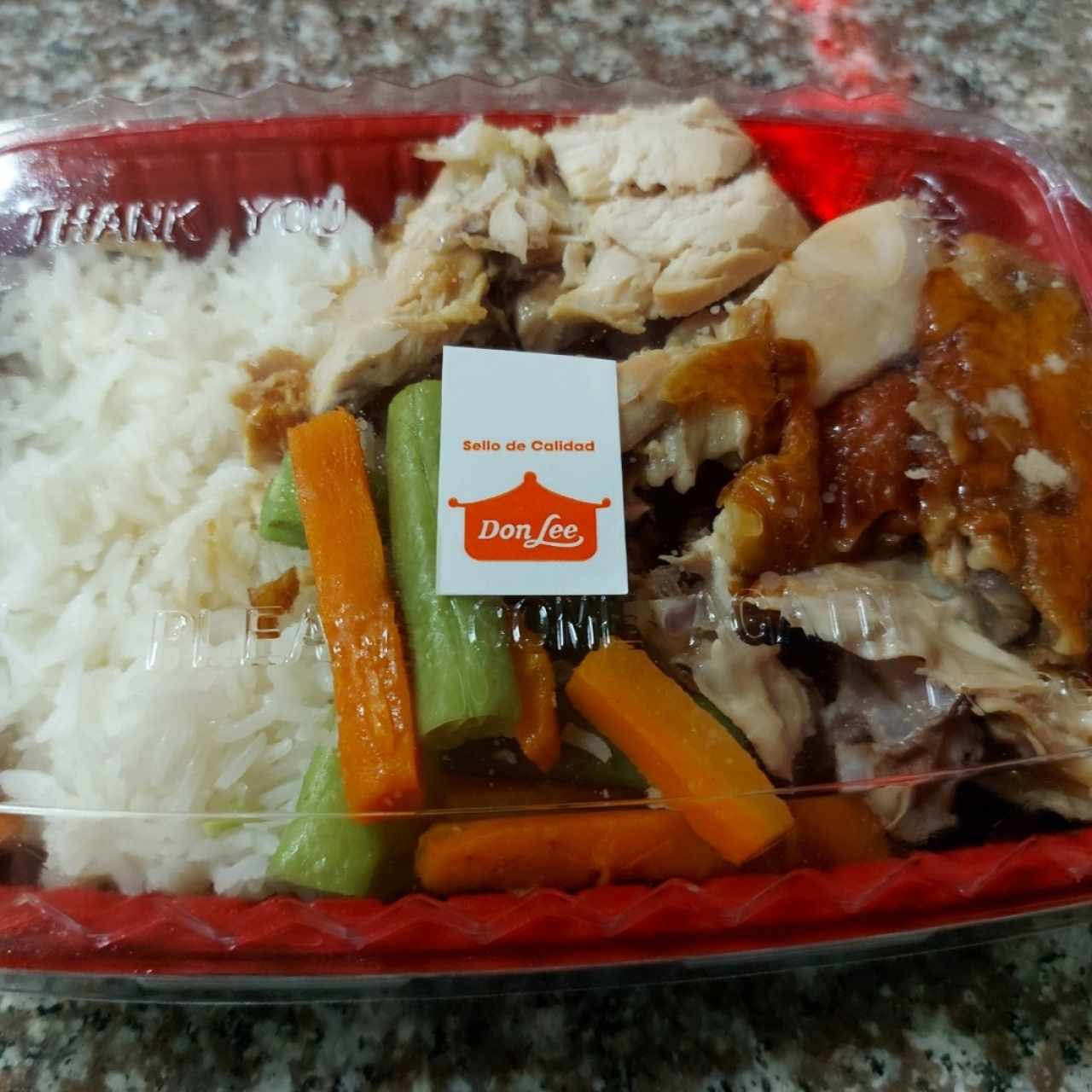 Pollo Don Lee con arroz de jazmín y vegetales hervidos. 