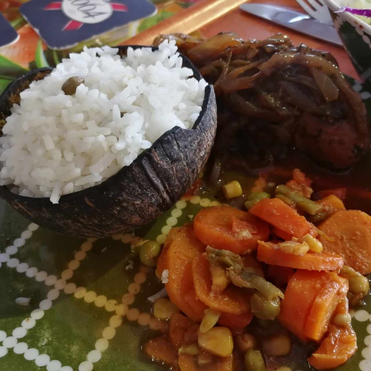 Pollo con arroz con coco y guandú