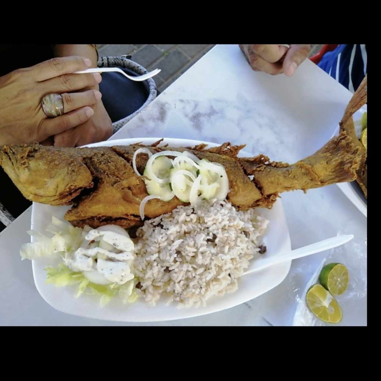 Pescao Frito - Arroz con Guandú y Coco