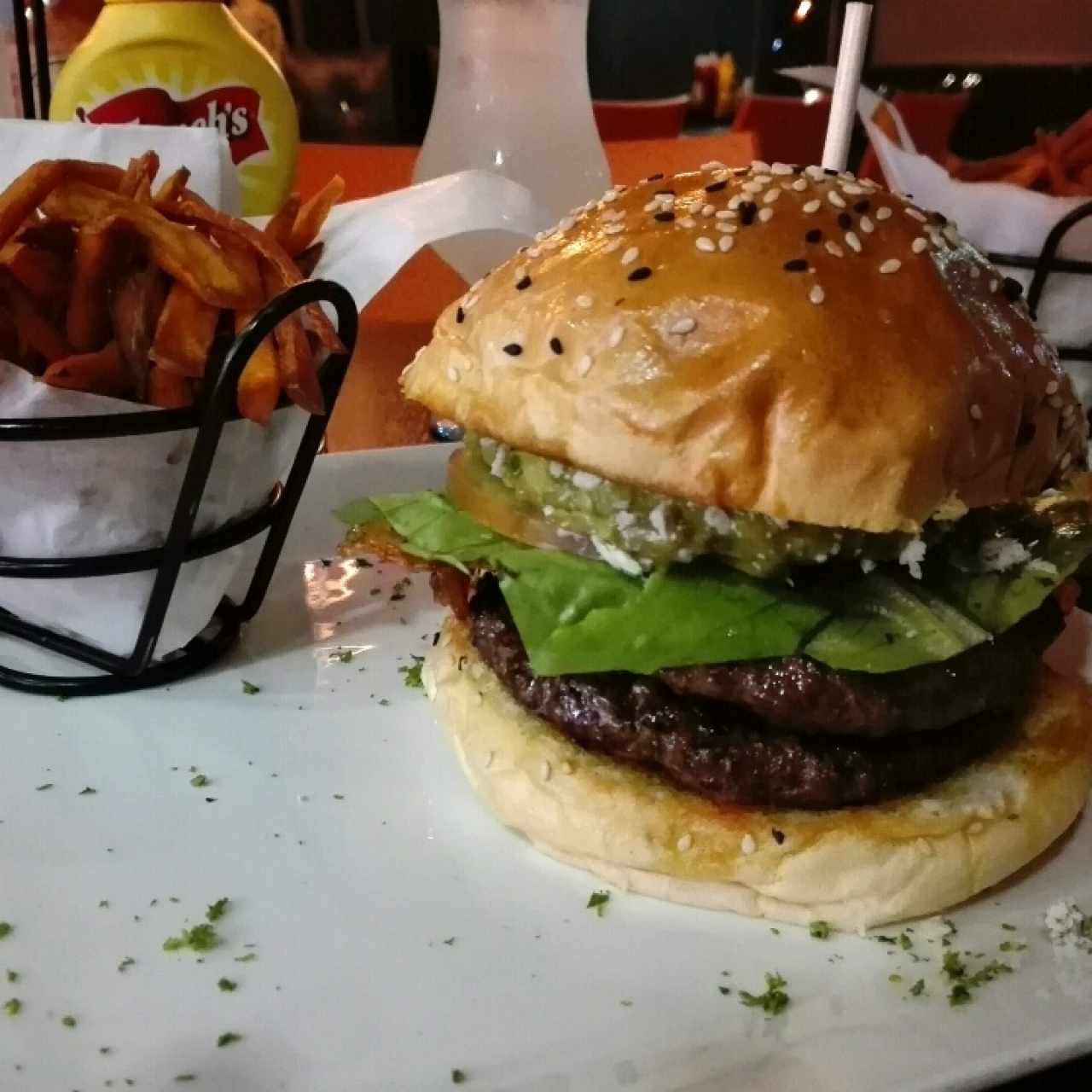 Hamburguesa Costa Azul, con batatas fritas (camote)