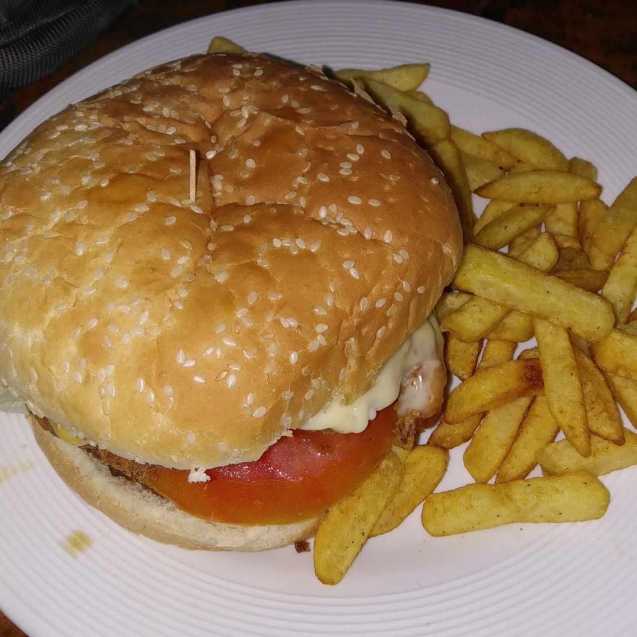 Chombo Burger. (Hamburguesa grande con una torta de carne, un filete de pollo apanado, lechuga y tomate.)