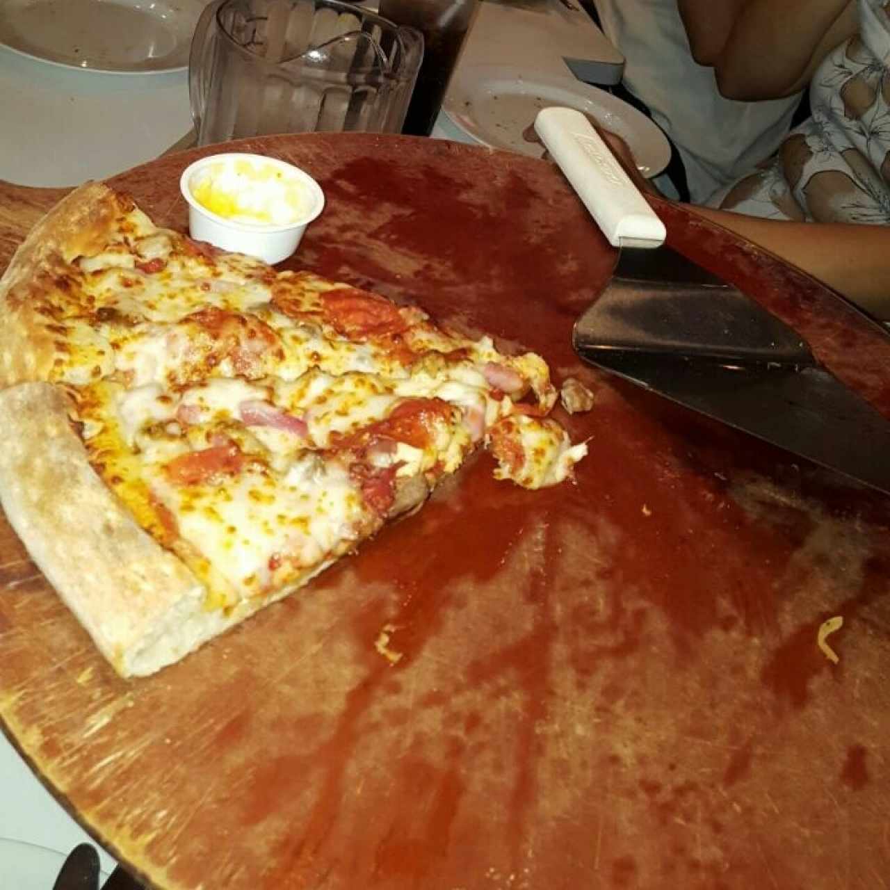 Pizza de chorizo americano, jamón y pepperoni
