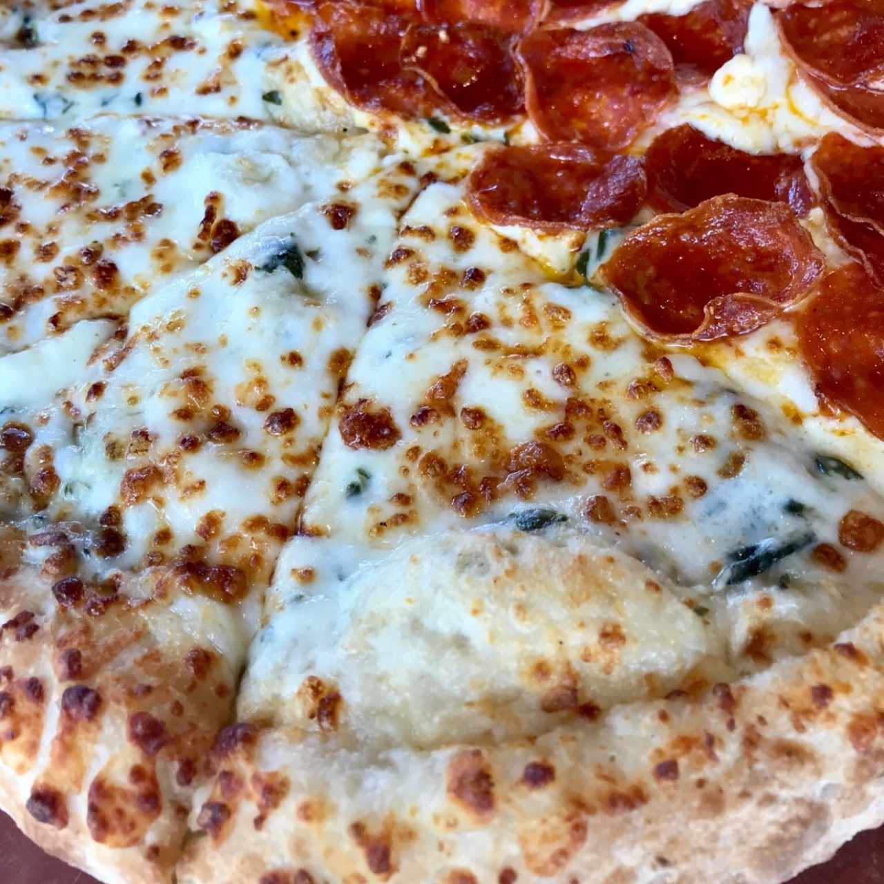 Pizza mitad Alfredo Spinach y mitad pepperoni