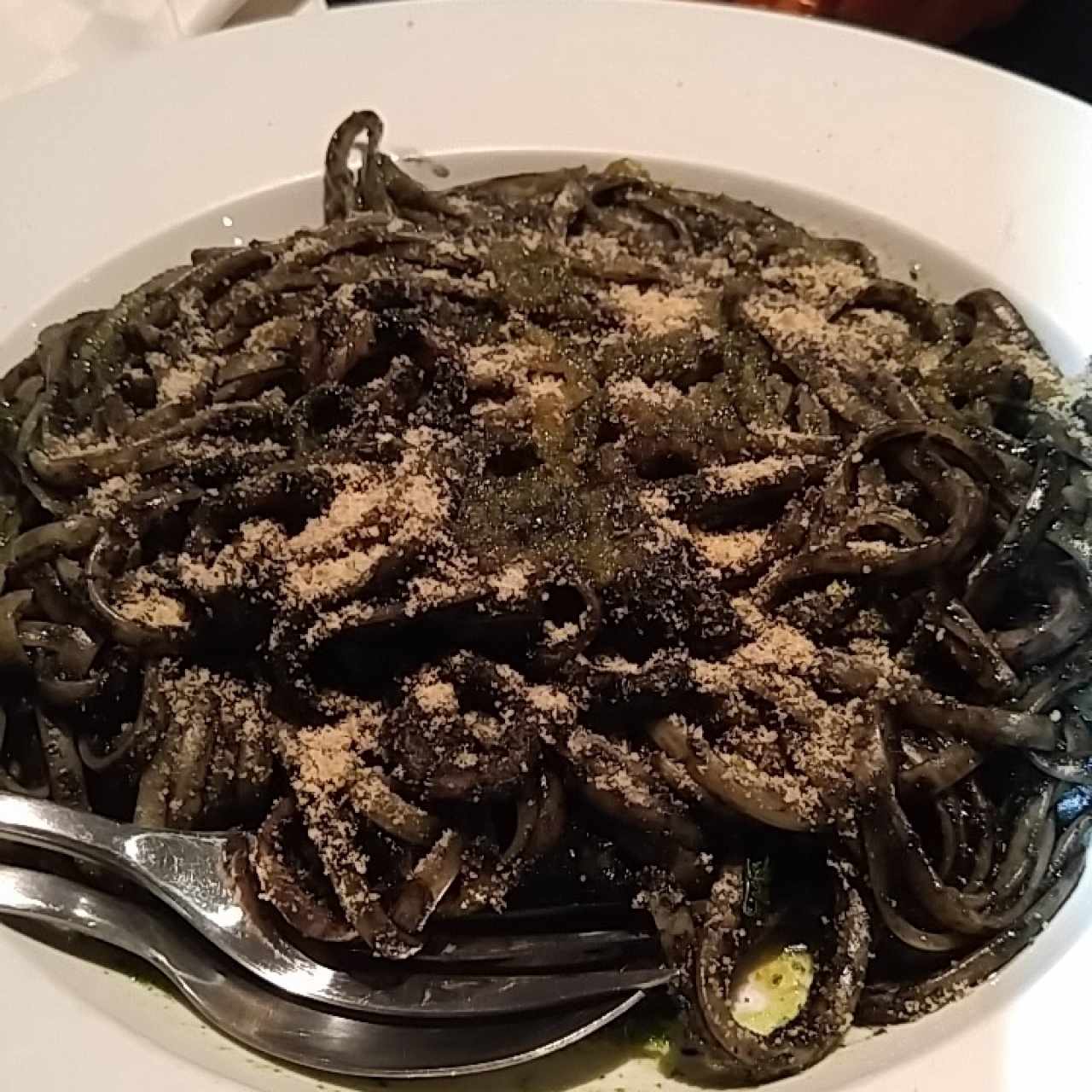 linguinni con calamares en su tinta