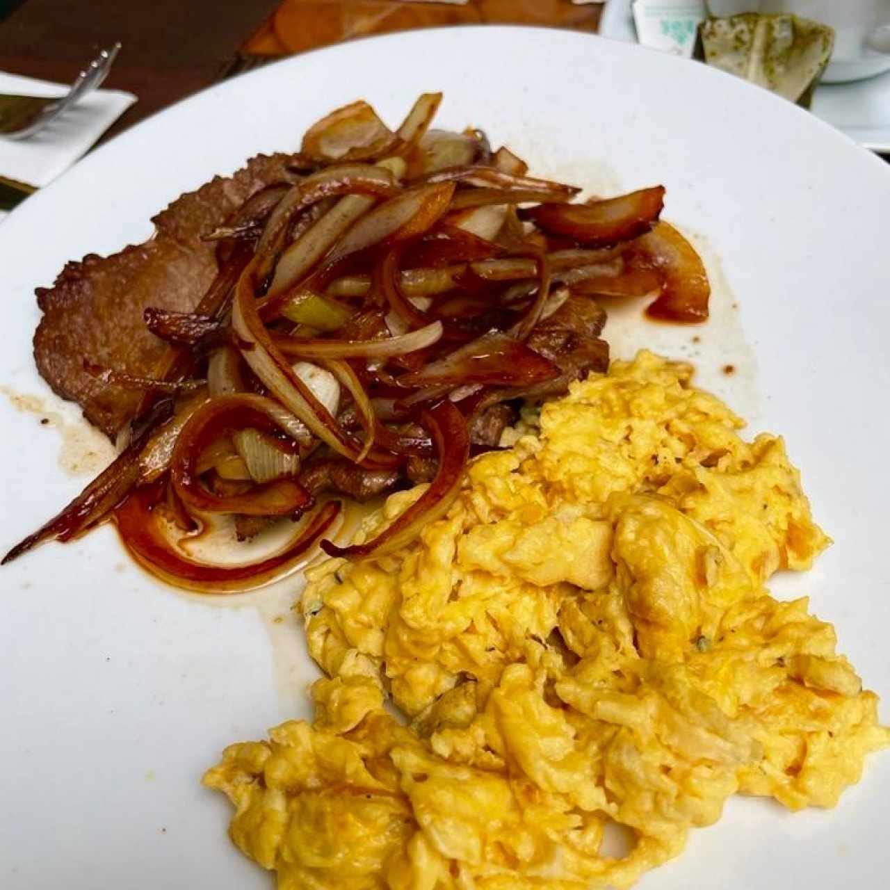 Desayuno Panameño (Bistec de Res Encebollado y Huevo al Gusto)