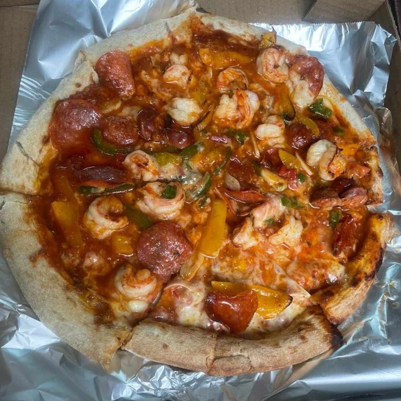 PIZZA DEL MADERO (Pomodoro, Salami, Chorizo, Camarones, Pimentón y Mozzarella) y extra Pepperoni) 