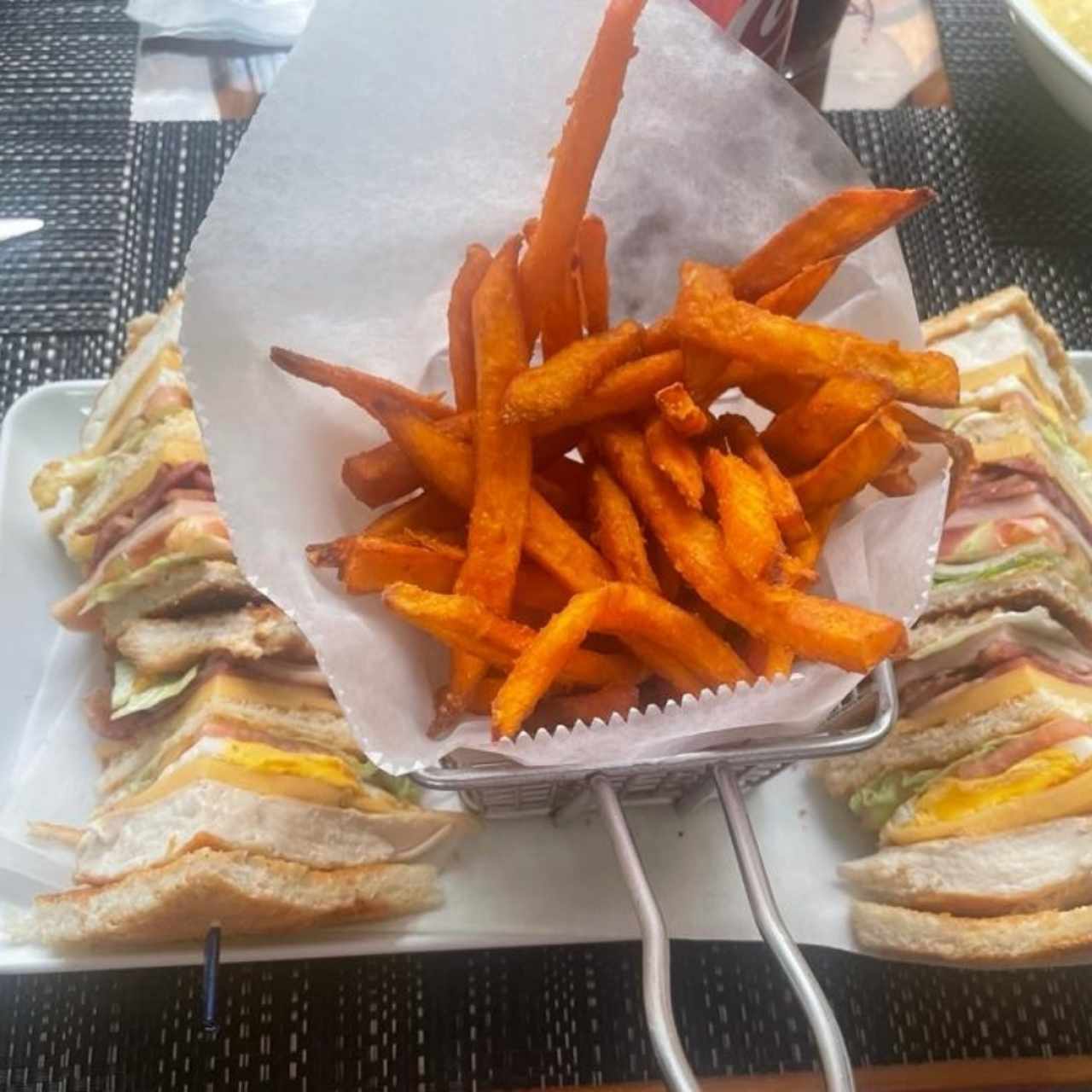 club sándwich y camote frito 