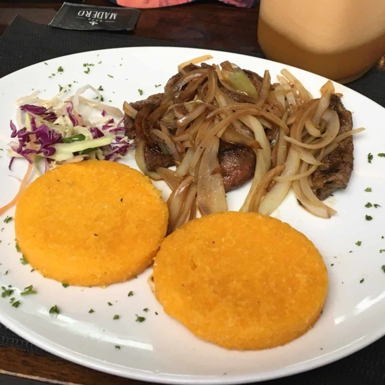 bistec encebollado con tortilla