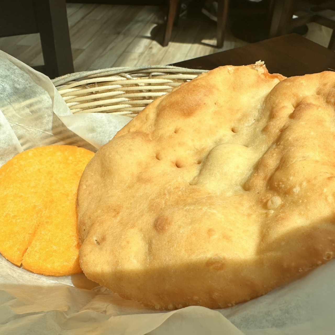 Cabasta de tortilla, hojaldre y caribañola 