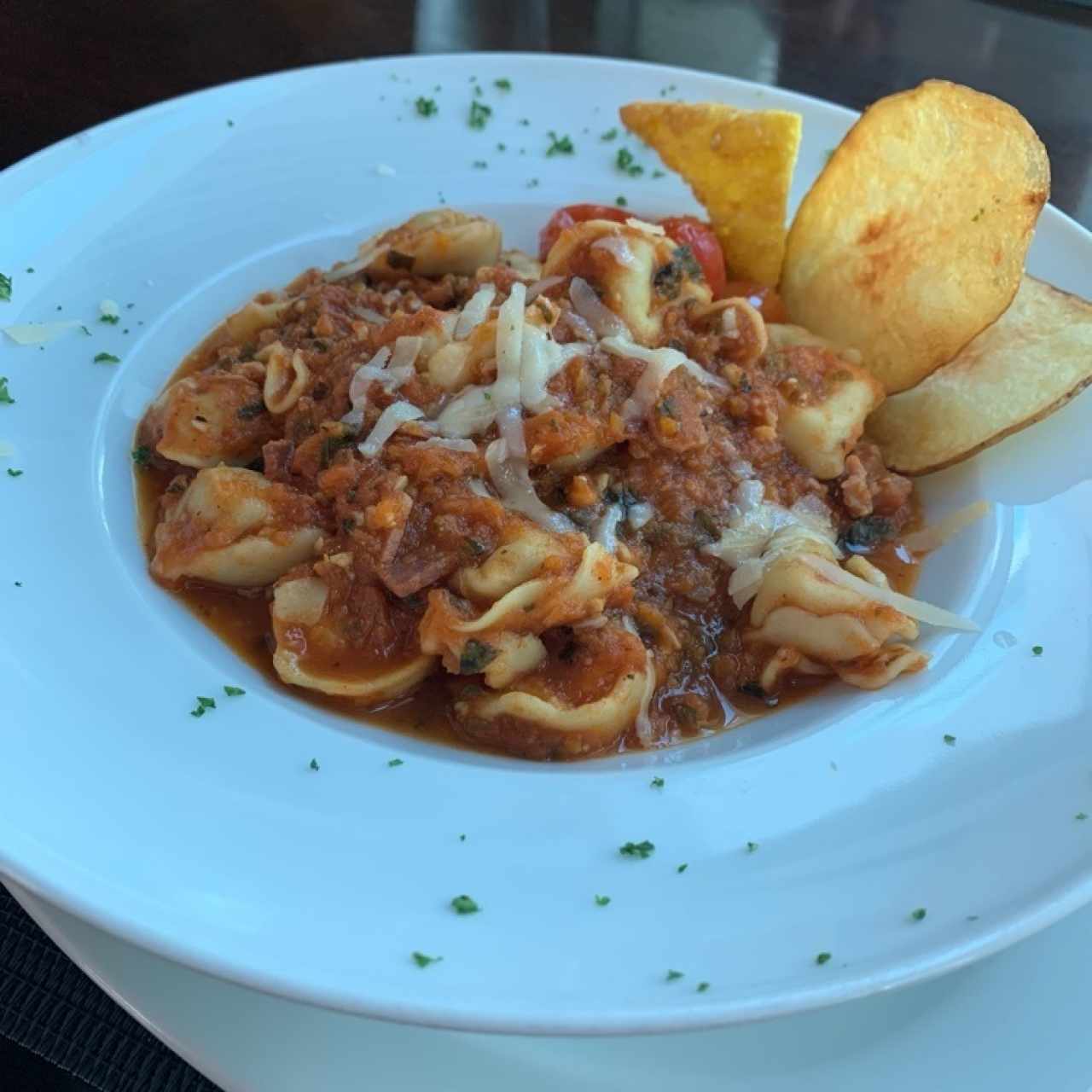 Ravioli de queso y jamón serrano, ojo la porcion es pequeña si tienes mucho apetito mejor pide otra cosa