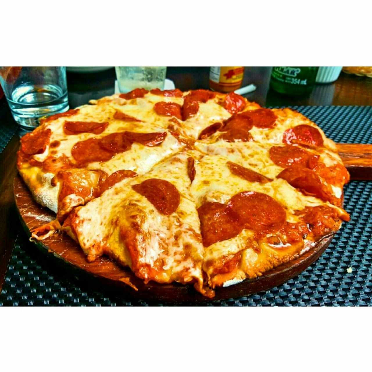 Pizza pepperoni clásica