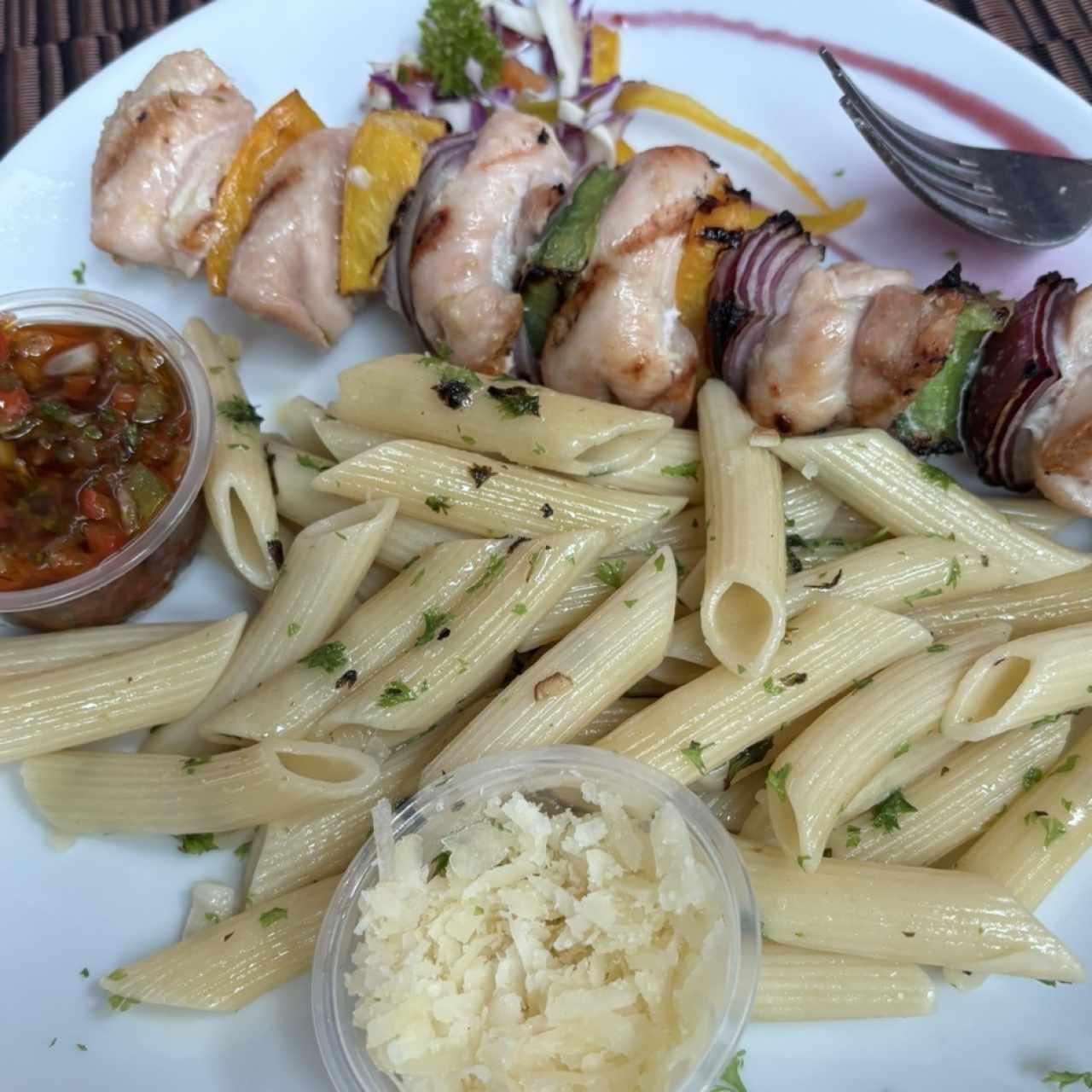 Bruschettas de pollo con penne al olio 