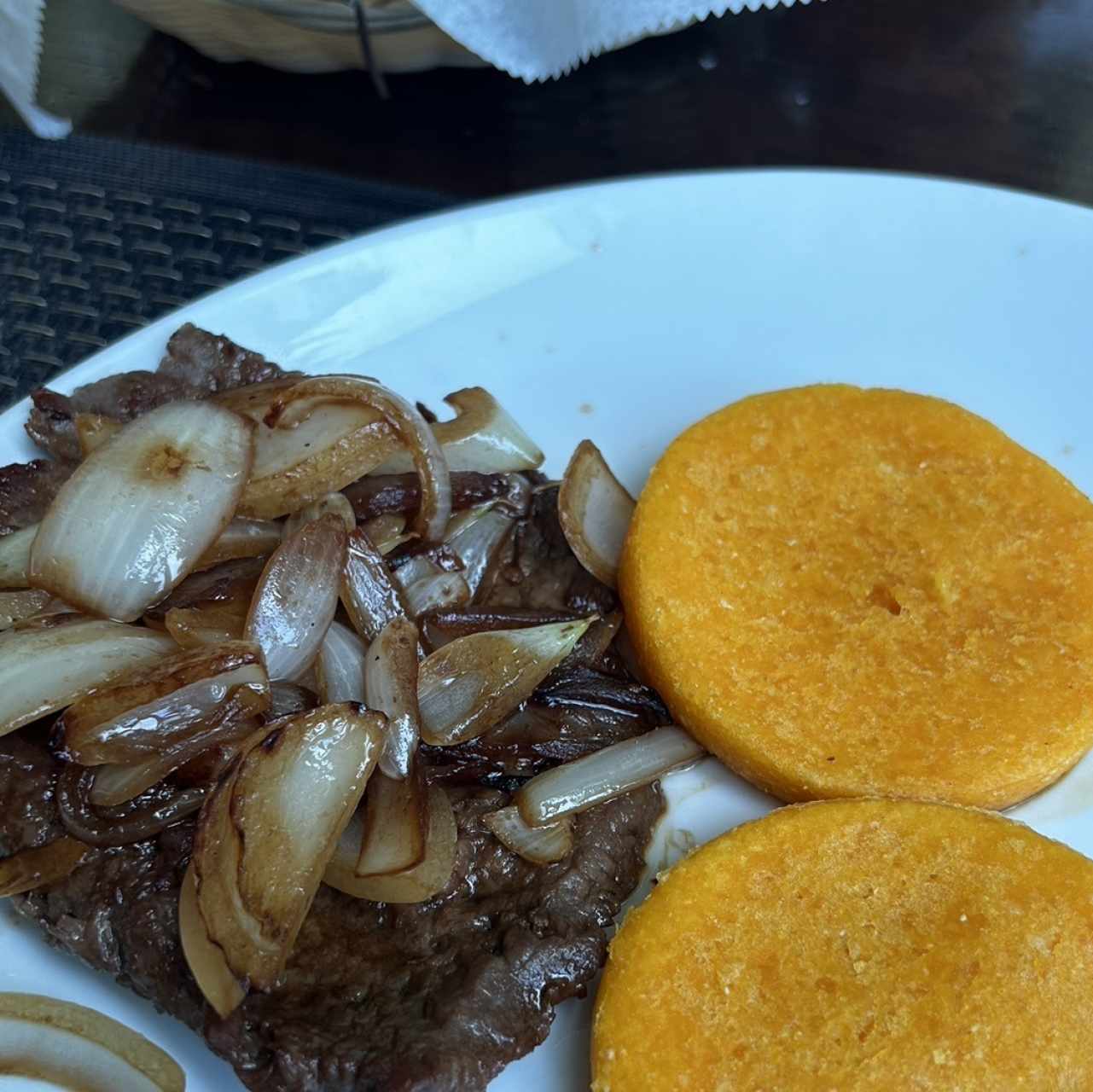 Bistec de Res Encebollado